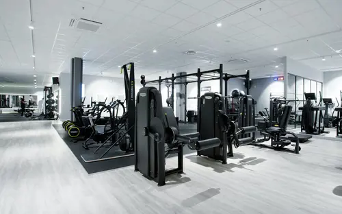 STC Hägersten Västberga - Kom iform på STC Västbergavägen 4 SverigeOm Hägersten VästbergaPå vårt stora fräscha STC-gym Västberga i Stockholm känner du pulsen och träningsglädjen så fort du kliver in i gymmet.Här finns den senaste utrustningen för kondition och styrka, gruppträning, virtuell träning, proffsiga personliga tränare, kids club och cafédel.Med närhet till fler STC-gym runt om i Stockholmsområdet.Vi erbjuder dig ett brett träningsutbud, generösa öppettider &amp; över 180 gym att träna på.Erbjudande: Köp ett flexibelt gymkort från 299 kr/mån på STC med fri kort- &amp; startavgift.- Gruppträning.- Fräscha anläggningar.- Personlig träning.- Över 200 online pass.&nbsp;Om STCVi på STC tror på gemenskap och har därför sedan starten 1998 skapat miljöer där människor i alla åldrar kan träffas och träna för ett friskare liv.Vi har även ett stort grupptränings-utbud av egenutvecklad grupptränings-koncept där instruktörerna utbildas och licensieras löpande.&nbsp;Våra gym har den senaste tränings-utrustningen från tex.&nbsp;Cybex&nbsp;och&nbsp;Concept Träningsredskap&nbsp;av bästa kvalitet.Våra personliga tränare är certifierade och licensierade för att kunna erbjuda bästa möjliga personliga träning till våra medlemmar.Om STC - Över 180 gym från norr till söderVi på STC tror på gemenskap och har därför sedan starten 1998 skapat miljöer där människor i alla åldrar kan träffas och träna för ett friskare liv.Träningsanläggningarna är designade för att tillgodose ett varierat utbud av gruppträning som främst baseras på program från Les Mills, det världsledande företaget inom gruppträning där alla våra gruppträningsinstruktörer är certifierade och licensierade för att alltid leverera kvalitet.Vi har även ett stort gruppträningsutbud av egenutvecklad gruppträningskoncept där instruktörerna utbildas och licensieras löpande.Våra gym har den senaste träningsutrustningen av bästa kvalitet och våra personliga tränare är certifierade och licensierade för att kunna erbjuda bästa möjliga personliga träning till våra medlemmar.AffärsidéPassion för träning och att förbättra folkhälsan i Sverige har alltid varit grunden på STC, och lever vidare än idag.Vi vill genom ett brett träningsutbud som kännetecknas av glädje, passion och gemenskap erbjuda alla människor i alla åldrar träning och rörelse för ett friskare och lyckligare liv.Med vårt innehållsrika och prisvärda utbud strävar vi efter att vara en unik aktör inom friskvårdsbranschen.Glädje, passion, personlighet, proffsighet och gemenskap präglar våra klubbar och vår vardag i en härlig miljö.Hos oss är det alltid rent och fräscht, sällan kö till utrustningen och en skön atmosfär där alla passar in. Vi vet att om träningen finns nära så är chanserna att du kommer i gång mycket större!Vi finns på många platser i Stockholm för att du ska ha nära till träningen. Dessutom har vi öppet alla dagar klockan 05.00 – 23.00 för medlemmar. Träning kan göra underverk för din hälsa! Genom fysisk aktivitet kan du både förebygga och behandla många sjukdomar. På STC får du som blivit ordinerad Fysisk aktivitet på recept, FaR®, rabatterat pris på din träningFysisk aktivitet på recept innebär att legitimerad vårdpersonal ordinerar fysisk aktivitet. Aktiviteten blir en del av behandlingen och anpassas efter dina egna förutsättningar och önskemål. Det finns stort vetenskapligt stöd för att Fysisk aktivitet på recept (FaR®) fungerar. De positiva effekterna får du oavsett ålder eller tidigare träningsvana. Det är alltså aldrig för sent att börja röra på dig. Du som är otränad kommer snabbt att bli fysiskt starkare.Ambitionen med vår verksamhet har alltid varit att betraktas som en seriös aktör med ett prisvärt erbjudande, så att&nbsp;alla människor i alla åldrar har rätt förutsättningar att leva ett friskare liv och stärka folkhälsan.STC Björkekärr på nätet