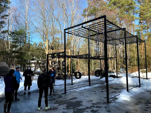 Träning i grupp eller privat hos Wellnessgruppen Stockholm ABPå WellnessGruppen arbetar vi med såväl individuell PT-träning som med gruppträning, Bootcamp. Våra instruktörer arbetar alltid med helheten, inifrån och ut.Som kund får du ett omfattande helhetsprogram. När du väljer personlig träning med kan du få hjälp med många olika saker: Du får hjälp att komma igång med din träning, att hitta rätt kost och du får massor med motivation. Du behöver kanske ny motivation och nya övningar som kan lyfta dig som redan är tränad till nya nivåer.Personlig träning för dig hos Wellnessgruppen Stockholm ABVilka mål har du med din träning? Vilken träningsform passar dig och dina behov bäst? Vi coachar dig genom passen för att du ska uppnå dina träningsmål. Kontakta oss för att boka en konsultationstid då vi tillsammans skräddarsyr din personliga träning. På Wellnessgruppen erbjuder vi alltid 15 minuters kostnadsfri konsultation vid ett första möte.Träningen sker i Wellnessgruppens gym eller utomhus, beroende på vad som passar just ditt upplägg och önskemål.Bootcamp för dig som vill träna med andraGenom Värmdö Bootcamp erbjuder vi funktionell utomhusträning i grupp - året runt.​Vi har flera grupper i veckan och träningen passar alla - oavsett nivå och tidigare erfarenhet.Nyheter Ifrån GymKartaHafstens Resort Och CampingMatinspiratör Markiz TaintonInger Zetterqvist: EM 1:ASasa The Mutant VujicJust Gym Sebastian HedmanJakob Wallin LAWABIdrottsrehab Ullevi