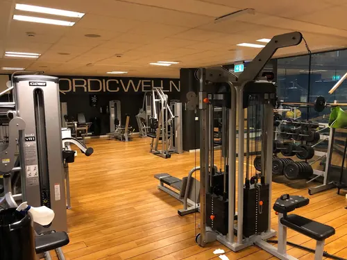 Välkommen till Nordic Wellness Hornsgatan!Här kan du ta del av toppmoderna maskiner, fria vikter, gruppträning, virtuell träning och riktigt mycket tränings-glädje.Kom gärna in och ta en kaffe, kika på den fantastiska anläggningen och prata med oss direkt i receptionen.Vi erbjuder självklart prov-vecka för dig som vill testa vår härliga klubb och utbud.Vi har gratis parkering hos oss också.GRATIS KONSULTATION!Vill du få hjälp att nå dina mål?Med en personlig tränare kommer du snabbt igång med ett individanpassat träningsschema som ger resultat.I det första mötet går vi igenom vad du önskar uppnå samt sätter realistiska mål efter dina förutsättningar.Fyll i kontaktformuläret nedan så kontaktar vi dig för 30 minuters kostnadsfri konsultation.Vissa personliga tränare erbjuder nu också tjänsten PT online.Vid förhinder behöver du avboka mötet 24h innan utsatt tid, annars debiteras du 200 kr.Kolla ditt gym på alla bolagFitnessprofilen Julia på Nordic Wellness: Är ditt mål att ha en något tajtare form till beachen?BEHÖVER DU PT? Känner du att du inte har disciplinen att komma i gång med träningen hemma? Hör av dig direkt till Julia och boka professionell hjälp!Nordic Wellness Din Bästa-GymPartnerHär är de 15st mest sökta gymmen på GymKarta i Juli 2023Nordic Wellness Lindholmen på Lindholmsallén 20 i GöteborgSATS Gamlestaden på Gamlestadstorget 7 i GöteborgSTC Sävedalen - Göteborgsvägen 104 - GymKarta.seSTC munkebäck på Munkebäcks Allé 26 i GöteborgNordic Wellness Göteborg Kviberg Arena - GymKarta.seNordic Wellness Kungälv Kongahälla - GymKarta.seActic Lerum - Vattenpalatset på Häradsvägen 3 i Lerum&nbsp;Maximus Gym Brunnsbo på Folkvisegatan 15 i GöteborgSATS Hovås på Björklundabacken 2 i Hovås - GymKarta.seNordic Wellness Backaplan på Gustaf Dalénsgatan 13Fitness24Seven på Lergöksgatan 6 i Västra FrölundaSATS Askim (Sisjön stora) på Ekonomivägen 6 i AskimSTC på Ekenleden 10 i Kållered - GymKarta.seNordic Wellness Marklandsgatan - GymKarta.seNordic Wellness på Vasagatan 7 i GöteborgNo Carb Protein-Pannkakor - Muskelshoppen