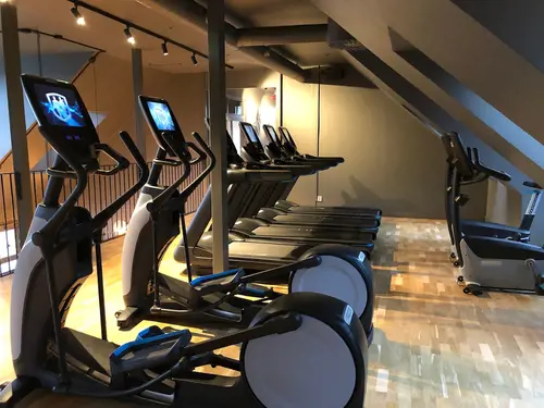 Boost Sweden - NACKA STRAND på Augustendalsvägen 66BOOST HEALTH CLUBEn hälsoklubb med intelligenta träningsmaskiner, skräddarsyddaträningsprogram och utbildade personliga tränare.Vi är inget vanligt gym. Förstå oss rätt, Boost har allt vanliga gym erbjuder och mycket mer. Det vi erbjuder är en helt ny och unik träningsform inom vår bransch. Genom att testa varje person som tränar hos oss kan vi skräddarsy träningen efter individuella mål, för alla som vill ha en sundare livsstil med mätbara resultat!​Vad gör oss på Boost Sweden unika?Vår patenterade träningsutrustning från eGym är intelligent och anpassas efter individen för att förebygga skador samt slitage på kroppen. Samtidigt ger eGym motiverande och effektiv träning där 16 minuters träning räcker.När du tränar hos oss får du en egen personlig tränare som motiverar, ger rådgivning kring kost och träning samt håller månatliga uppföljningar för att du ska nå ditt mål på ett effektivt och säkert sätt.Läs mer om vårt träningskoncept här.Var finns vi?Vi har för närvarande två anläggningar – en i Nacka Strand och Hagastaden i Stockholm.Nå dina mål med effektiv träning i en exklusiv miljö. Ett bra pass tar bara 17 minuter med hjälp av våra smarta maskiner och personliga tränare som alltid är på plats för att stötta dig.Genom vår app kan du följa din utveckling och se när din biologiska ålder sänksInom en snar framtid kommer vi utöka till fler Health Clubs.Våra träningsanläggningar/gym ligger i dagsläget nära Stockholm city, Nacka, Värmdö, Sickla, Vasastan, Norrtull, Hagastaden, Karolinska sjukhuset och Solna. Välkommen förbi!StyrketräningKonditionMobilitetsträningKroppsanalysPersonlig tränareTräningsprogramEkologiska hygienprodukterResultat i appRehabiliteringsträningTräningsutmaningarLoungeavdelningBehandlingarFrukostbufféAutomatiska skåplåsNyheter Ifrån GymKartaHafstens Resort Och CampingMatinspiratör Markiz TaintonInger Zetterqvist: EM 1:ASasa The Mutant VujicJust Gym Sebastian HedmanJakob Wallin LAWABIdrottsrehab Ullevi