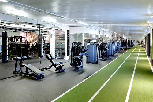Välkommen tillNordic Wellness Värmdö Centrum!Här kan du ta del av toppmoderna maskiner, fria vikter, gruppträning, virtuell träning och riktigt mycket tränings-glädje.Kom gärna in och ta en kaffe, kika på den fantastiska anläggningen och prata med oss direkt i receptionen.Vi erbjuder självklart prov-vecka för dig som vill testa vår härliga klubb och utbud.Vi har gratis parkering hos oss också.GRATIS KONSULTATION!Vill du få hjälp att nå dina mål?Med en personlig tränare kommer du snabbt igång med ett individanpassat träningsschema som ger resultat.I det första mötet går vi igenom vad du önskar uppnå samt sätter realistiska mål efter dina förutsättningar.Fyll i kontaktformuläret nedan så kontaktar vi dig för 30 minuters kostnadsfri konsultation.Vissa personliga tränare erbjuder nu också tjänsten PT online.Vid förhinder behöver du avboka mötet 24h innan utsatt tid, annars debiteras du 200 kr.Kolla ditt gym på alla bolagFitnessprofilen Julia på Nordic Wellness: Är ditt mål att ha en något tajtare form till beachen?BEHÖVER DU PT? Känner du att du inte har disciplinen att komma i gång med träningen hemma? Hör av dig direkt till Julia och boka professionell hjälp!Nordic Wellness Din Bästa-GymPartnerHär är de 15st mest sökta gymmen på GymKarta i Juli 2023Nordic Wellness Lindholmen på Lindholmsallén 20 i GöteborgSATS Gamlestaden på Gamlestadstorget 7 i GöteborgSTC Sävedalen - Göteborgsvägen 104 - GymKarta.seSTC munkebäck på Munkebäcks Allé 26 i GöteborgNordic Wellness Göteborg Kviberg Arena - GymKarta.seNordic Wellness Kungälv Kongahälla - GymKarta.seActic Lerum - Vattenpalatset på Häradsvägen 3 i Lerum&nbsp;Maximus Gym Brunnsbo på Folkvisegatan 15 i GöteborgSATS Hovås på Björklundabacken 2 i Hovås - GymKarta.seNordic Wellness Backaplan på Gustaf Dalénsgatan 13Fitness24Seven på Lergöksgatan 6 i Västra FrölundaSATS Askim (Sisjön stora) på Ekonomivägen 6 i AskimSTC på Ekenleden 10 i Kållered - GymKarta.seNordic Wellness Marklandsgatan - GymKarta.seNordic Wellness på Vasagatan 7 i Göteborg