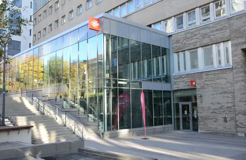 Hos Friskis och Svettis Lindhagen får du vara precis den du ärVi inspirerar dig att komma igång – och får dig att trivas så att du aldrig vill lägga avFör trivs du kommer du att fortsätta träna.Du blir tryggare, starkare och vågar utmana dina gränser.Du växer som människa och vi som rörelse.Genom åren har hundratusentals människor blivit en del av oss.Friskis&amp;Svettis är en gemensam nämnare för människor i alla åldrar, livsstilar och intressen.Tillsammans är vi en stolt ideell förening som engagerar och förändrar.Det har vi gjort sedan 1978 – och vi har bara börjat.Friskis och Svettis&nbsp;Din GymPartnerFriskis &amp; Svettis konkurrerande kommersiella GymKedjor 2023:SATS Din GymPartnerNordic Wellness Din Bästa-GymPartnerKan Du Gissa Vilken Gymkedja Som Är Mest Sökt På Alla Bolag?Samt enligt analysverktyget Ahrefs är månadens mest sökta hittills under 2023?- Alla vet att det är mycket tuff konkurrens i gymbranschen – tydlig fokus ger lokala företagare kunder.Lokala Gym kan genom en bolagspresentation på Allabolag och på GymKarta.se hamna på Googles första sida.&nbsp;Här hittar du fler Friskis &amp; Svettis i GöteborgFriskis&amp;Svettis Västra hamngatanFriskis&amp;Svettis MajornaFriskisSvettisFriskis&amp;Svettis KvillebäckenFriskis&amp;Svettis ValhallaFriskis&amp;Svettis GårdaFriskis&amp;Svettis JohannebergFriskis&amp; Svettis FrölundaVarmt välkommen till Göteborgs främsta träningsanläggningar med gymutrustning från de världsledande varumärkena Technogym, Life Fitness, Precor, Cybex!Kolla ditt gym på alla bolagKöp Kosttillskott &amp; TräningskläderIndoor walking hemma?Här är de 15st mest sökta gymmen på GymKarta i Juli 2023Nordic Wellness Lindholmen på Lindholmsallén 20 i GöteborgSATS Gamlestaden på Gamlestadstorget 7 i GöteborgSTC Sävedalen - Göteborgsvägen 104 - GymKarta.seSTC munkebäck på Munkebäcks Allé 26 i GöteborgNordic Wellness Göteborg Kviberg Arena - GymKarta.seNordic Wellness Kungälv Kongahälla - GymKarta.seActic Lerum - Vattenpalatset på Häradsvägen 3 i Lerum&nbsp;Maximus Gym Brunnsbo på Folkvisegatan 15 i GöteborgSATS Hovås på Björklundabacken 2 i Hovås - GymKarta.seNordic Wellness Backaplan på Gustaf Dalénsgatan 13Fitness24Seven på Lergöksgatan 6 i Västra FrölundaSATS Askim (Sisjön stora) på Ekonomivägen 6 i AskimSTC på Ekenleden 10 i Kållered - GymKarta.seNordic Wellness Marklandsgatan - GymKarta.seNordic Wellness på Vasagatan 7 i Göteborg