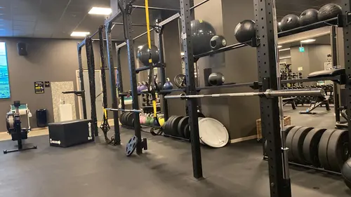 Det skapar Harmoni o balans.Här hos oss kan du välja vilken period på året, i ditt liv som du känner är bäst för dig.Adrian Eriksson Skapade GymKarta.Se och alla Gym med Premium - abonnemang blir SEO-Optimerade av Martin Maximus SEO - (Sökmotoroptimerade).X-FORCE – UNIK TRÄNINGSMETODDen nya världsunika och patenterade svenska uppfinningen X-Force är en träningsmaskin som ökar den negativa belastningen med 40 %.Detta gör att du som användare kan träna betydligt kortare tid och få större effekt med garanterat bättre resultat, endast 6 – 12 repetitioner per maskin var 7 – 14 dagar.Varför negativ träning?Negativ träning har många fördelar.Musklerna kan arbeta med betydligt högre belastning excentriskt än koncentrisk och en tyngre last innebär också effektivare träning med snabbare resultat.För att förbättra muskelstyrkan överbelastar du muskeln och om den excentriska lasten är större tröttar du ut muskeln snabbare.Excentrisk träning kräver mindre syre än koncentrisk vilket påfrestar hjärtat mindre men ökar blodtrycket.Här är de 15st mest sökta gymmen på GymKarta i Juli 2023Nordic Wellness Lindholmen på Lindholmsallén 20 i GöteborgSATS Gamlestaden på Gamlestadstorget 7 i GöteborgSTC Sävedalen - Göteborgsvägen 104 - GymKarta.seSTC munkebäck på Munkebäcks Allé 26 i GöteborgNordic Wellness Göteborg Kviberg Arena - GymKarta.seNordic Wellness Kungälv Kongahälla - GymKarta.seActic Lerum - Vattenpalatset på Häradsvägen 3 i Lerum&nbsp;Maximus Gym Brunnsbo på Folkvisegatan 15 i GöteborgSATS Hovås på Björklundabacken 2 i Hovås - GymKarta.seNordic Wellness Backaplan på Gustaf Dalénsgatan 13Fitness24Seven på Lergöksgatan 6 i Västra FrölundaSATS Askim (Sisjön stora) på Ekonomivägen 6 i AskimSTC på Ekenleden 10 i Kållered - GymKarta.seNordic Wellness Marklandsgatan - GymKarta.seNordic Wellness på Vasagatan 7 i Göteborg