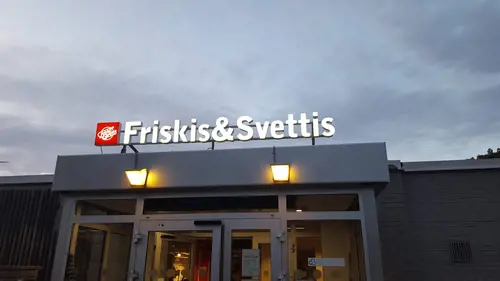 Friskis &amp; Svettis Abrahamsberg ser träning som en naturlig del av livet- Alla människor behöver rörelse för att må braDärför är vår träning en frizon från prestationskrav och skeva ideal.Hitta din träningslust hos oss på F&amp;S AbrahamsbergF&amp;S Abrahamsberg består av öppna lokaler i två våningsplan. I vårt fullutrustade gym finns maskiner, fria vikter och cardiohörna. Här kan du träna individuellt eller i grupp på våra inspirationspass. I spinning- och gruppträningshallen finns plats för många härliga träningsupplevelser. Spana in schemat!När hallarna är lediga får du gärna använda dem för din egen träning.&nbsp;Här finns också omklädningsrum med dusch och fin bastu.&nbsp;I ditt träningskort ingår all träning på alla våra 16 anläggningar&nbsp;samt ute&nbsp;och digitalt. Varmt välkommen!&nbsp;Hos Friskis och Svettis får du vara precis den du ärVi inspirerar dig att komma igång – och får dig att trivas så att du aldrig vill lägga avFör trivs du kommer du att fortsätta träna.Du blir tryggare, starkare och vågar utmana dina gränser.Du växer som människa och vi som rörelse.Genom åren har hundratusentals människor blivit en del av oss.Friskis&amp;Svettis är en gemensam nämnare för människor i alla åldrar, livsstilar och intressen.Tillsammans är vi en stolt ideell förening som engagerar och förändrar.Det har vi gjort sedan 1978 – och vi har bara börjat.Friskis och Svettis&nbsp;Din GymPartnerFriskis &amp; Svettis konkurrerande kommersiella GymKedjor 2023:SATS Din GymPartnerNordic Wellness Din Bästa-GymPartnerKan Du Gissa Vilken Gymkedja Som Är Mest Sökt På Alla Bolag?Samt enligt analysverktyget Ahrefs är månadens mest sökta hittills under 2023?- Alla vet att det är mycket tuff konkurrens i gymbranschen – tydlig fokus ger lokala företagare kunder.Lokala Gym kan genom en bolagspresentation på Allabolag och på GymKarta.se hamna på Googles första sida.&nbsp;Varmt välkommen till Göteborgs främsta träningsanläggningar med gymutrustning från de världsledande varumärkena Technogym, Life Fitness, Precor, Cybex!Kolla ditt gym på alla bolagKöp Kosttillskott &amp; TräningskläderIndoor walking hemma?Här är de 15st mest sökta gymmen på GymKarta i Juli 2023Nordic Wellness Lindholmen på Lindholmsallén 20 i GöteborgSATS Gamlestaden på Gamlestadstorget 7 i GöteborgSTC Sävedalen - Göteborgsvägen 104 - GymKarta.seSTC munkebäck på Munkebäcks Allé 26 i GöteborgNordic Wellness Göteborg Kviberg Arena - GymKarta.seNordic Wellness Kungälv Kongahälla - GymKarta.seActic Lerum - Vattenpalatset på Häradsvägen 3 i Lerum&nbsp;Maximus Gym Brunnsbo på Folkvisegatan 15 i GöteborgSATS Hovås på Björklundabacken 2 i Hovås - GymKarta.seNordic Wellness Backaplan på Gustaf Dalénsgatan 13Fitness24Seven på Lergöksgatan 6 i Västra FrölundaSATS Askim (Sisjön stora) på Ekonomivägen 6 i AskimSTC på Ekenleden 10 i Kållered - GymKarta.seNordic Wellness Marklandsgatan - GymKarta.seNordic Wellness på Vasagatan 7 i Göteborg