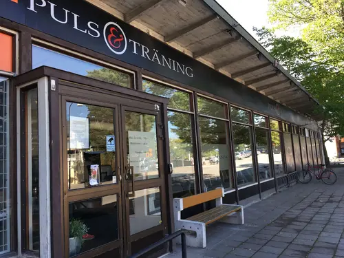 Därför blir träningen av hos Puls &amp; Träning - STCDet ligger någonting i den gamla sanningen om att den bästa träningen är den som blir av, eller hur?Vi har tagit det hela ett steg längre. Här är lite av vad du kan förvänta dig hos oss:Rent och fräschtVi städar både ofta och gärna. Varför? För att du ska trivas hos oss såklart. Målet är att du ska vilja komma tillbaka vecka efter vecka, år efter år.Generösa öppettiderVi har öppet 05-23 så att du kan träna när det passar dig. Varför inte ett pass på väg hem från jobbet eller när barnen har somnat?Inga köer till maskinernaAtt köa till maskinerna när du har tagit dig dyrbar tid för att träna är en riktig motivationsdödare. Därför har vi maxtak för antalet medlemmar hos oss.Vi finns där du ärSannolikheten att du ska träna regelbundet ökar om du har nära till gymmet. Därför har vi satsat på riktigt bra lägen för våra gym. Det ska vara enkelt att slinka in till oss.När motivationen tryter eller när den är på topp: ta hjälp av en personlig tränareVi erbjuder olika PT-paket beroende på vad målet med din träning är och vad din kropp behöver.Våra personliga tränare hjälper dig gärna med träning digitalt eller utomhus.&nbsp;Träning Puls &amp; Träning - STCGruppträningPersonlig tränareFöretagsfriskvårdTräning och inspirationFysisk aktivitet på recept (FaR®)TräningsguideNyheter Ifrån GymKartaHafstens Resort Och CampingMatinspiratör Markiz TaintonInger Zetterqvist: EM 1:ASasa The Mutant VujicJust Gym Sebastian HedmanJakob Wallin LAWABIdrottsrehab Ullevi