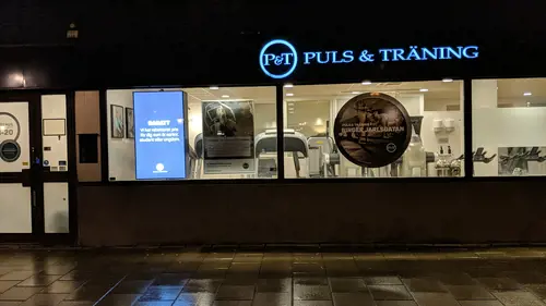 Därför blir träningen av hos Puls &amp; Träning Vasastan BirgerDet ligger någonting i den gamla sanningen om att den bästa träningen är den som blir av, eller hur?Vi har tagit det hela ett steg längre. Här är lite av vad du kan förvänta dig hos oss:Rent och fräschtVi städar både ofta och gärna. Varför? För att du ska trivas hos oss såklart. Målet är att du ska vilja komma tillbaka vecka efter vecka, år efter år.Generösa öppettiderVi har öppet 05-23 så att du kan träna när det passar dig. Varför inte ett pass på väg hem från jobbet eller när barnen har somnat?Inga köer till maskinernaAtt köa till maskinerna när du har tagit dig dyrbar tid för att träna är en riktig motivationsdödare. Därför har vi maxtak för antalet medlemmar hos oss.Vi finns där du ärSannolikheten att du ska träna regelbundet ökar om du har nära till gymmet. Därför har vi satsat på riktigt bra lägen för våra gym. Det ska vara enkelt att slinka in till oss.När motivationen tryter eller när den är på topp: ta hjälp av en personlig tränareVi erbjuder olika PT-paket beroende på vad målet med din träning är och vad din kropp behöver.Våra personliga tränare hjälper dig gärna med träning digitalt eller utomhus.&nbsp;Träning Puls &amp; Träning Vasastan BirgerGruppträningPersonlig tränareFöretagsfriskvårdTräning och inspirationFysisk aktivitet på recept (FaR®)TräningsguideNyheter Ifrån GymKartaHafstens Resort Och CampingMatinspiratör Markiz TaintonInger Zetterqvist: EM 1:ASasa The Mutant VujicJust Gym Sebastian HedmanJakob Wallin LAWABIdrottsrehab Ullevi