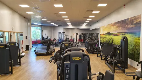 Därför ska du träna hos Actic NolgårdSom en av Sveriges ledande gymkedjor har vi jobbat med träning i över 40 årVi har ett brett erbjudande av inspirerande träning på 110 gym och 50 bad från Luleå i norr till Malmö i söder.Hos oss träffar du vänlig och kunnig personal och gymmar i fräscha lokaler. Du kan träna gruppträning både inomhus och utomhus och självklart är du också välkommen att simma och bada hos oss!110 GYM ÖVER HELA SVERIGE50 BAD I DIREKT ANSLUTNING TILL VÅRA GYMINSPIRERANDE OCH EFFEKTIV GRUPPTRÄNINGONLINEPASS I ACTIC APPENVECKORS DIGITAL TRÄNINGSSTART MED COACHGENERÖSA ÖPPETTIDERSKRÄDDARSY DITT MEDLEMSKAPHitta ditt Actic gym nära digMed över 115 gym runt om i Sverige finns det många möjligheter till träning, ange namnet på det gym eller den stad som du vill träna på nedan så hittar du den information du behöver.Träna i gymmet, testa på gruppträningspass, simma i badet eller kontakta oss så kan vi hjälpa dig att hitta den träning som passar dig!GruppträningDet är roligare att träna tillsammans!För dig som gillar att träna i grupp med en peppande instruktör till inspirerande musik rekommenderar vi gruppträning.Mer än hälften av våra anläggningar erbjuder gruppträning!Boka passDu hittar aktuella scheman för alla gruppträningspass på Mina Sidor eller på ditt gym.Du bokar enkelt dina gruppträningspass i vår Actic app eller på Mina Sidor.Bokningsreglerna hittar du här.Träna på gym och få upp din styrka!Varför ska du träna styrketräning? Nedan får du några exempel på vilka fördelar du får genom att träna styrka på gym med oss:&nbsp;En starkare kropp avlastar kroppens leder.Skelettets hållfasthet förbättras och bentätheten ökar, något som motverkar risken att drabbas av benskörhet.Ämnesomsättningen ökar, vilket är bra om du vill gå ner eller hålla din vikt.Muskulära obalanser tränas bort och ger en bättre hållning.Du kommer att få en bättre hållning vid stärkande av core.Du kommer lättare kunna lyfta dina barn eller barnbarn, bära hem kassarna från mataffären&nbsp; och förhoppningsvis även känna dig starkare!Träna styrka med säker och effektiv träningHos oss på Actic hittar du alltid instruktörer ute i lokalen som ger råd och tips kring hur du kan träna styrketräning på gym.Vi visar hur övningar kan genomföras för att undvika skador och berättar hur du kan undvika vanliga fel i din träning – allt för att du ska få ut maximalt av din träning, nå dina mål och bygga muskler.Lycka till med din styrketräning!30 minuter räcker!På Actic tränar vi enligt träningsmetoden HIT (högintensitetsträning), vilket innebär att du på endast 30 minuter ger din kropp tillräcklig träning för att utvecklas.Genom att träna på gym och köra ett set med 8-12 repetitioner i varje maskin med mycket kort vila mellan maskinerna hinner du träna hela kroppen på endast 30 minuter.Vår rekommendation är 2-3 träningspass på gymmet i veckan.Då hinner du både stimulera muskeltillväxten och få tid till återhämtning mellan passen.