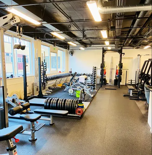 X-FORCE – UNIK TRÄNINGSMETODDen nya världsunika och patenterade svenska uppfinningen X-Force är en träningsmaskin som ökar den negativa belastningen med 40 %.Detta gör att du som användare kan träna betydligt kortare tid och få större effekt med garanterat bättre resultat, endast 6 – 12 repetitioner per maskin var 7 – 14 dagar.Varför negativ träning?Negativ träning har många fördelar.Musklerna kan arbeta med betydligt högre belastning excentriskt än koncentrisk och en tyngre last innebär också effektivare träning med snabbare resultat.För att förbättra muskelstyrkan överbelastar du muskeln och om den excentriska lasten är större tröttar du ut muskeln snabbare.Excentrisk träning kräver mindre syre än koncentrisk vilket påfrestar hjärtat mindre men ökar blodtrycket.Här är de 15st mest sökta gymmen på GymKarta i Juli 2023Nordic Wellness Lindholmen på Lindholmsallén 20 i GöteborgSATS Gamlestaden på Gamlestadstorget 7 i GöteborgSTC Sävedalen - Göteborgsvägen 104 - GymKarta.seSTC munkebäck på Munkebäcks Allé 26 i GöteborgNordic Wellness Göteborg Kviberg Arena - GymKarta.seNordic Wellness Kungälv Kongahälla - GymKarta.seActic Lerum - Vattenpalatset på Häradsvägen 3 i Lerum&nbsp;Maximus Gym Brunnsbo på Folkvisegatan 15 i GöteborgSATS Hovås på Björklundabacken 2 i Hovås - GymKarta.seNordic Wellness Backaplan på Gustaf Dalénsgatan 13Fitness24Seven på Lergöksgatan 6 i Västra FrölundaSATS Askim (Sisjön stora) på Ekonomivägen 6 i AskimSTC på Ekenleden 10 i Kållered - GymKarta.seNordic Wellness Marklandsgatan - GymKarta.seNordic Wellness på Vasagatan 7 i Göteborg