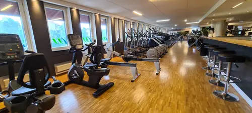 Välkommen till Nordic Wellness Lidingö Torsvik!Här kan du ta del av toppmoderna maskiner, fria vikter, gruppträning, virtuell träning och riktigt mycket tränings-glädje.Kom gärna in och ta en kaffe, kika på den fantastiska anläggningen och prata med oss direkt i receptionen.Vi erbjuder självklart prov-vecka för dig som vill testa vår härliga klubb och utbud.Vi har gratis parkering hos oss också.GRATIS KONSULTATION!Vill du få hjälp att nå dina mål?Med en personlig tränare kommer du snabbt igång med ett individanpassat träningsschema som ger resultat.I det första mötet går vi igenom vad du önskar uppnå samt sätter realistiska mål efter dina förutsättningar.Fyll i kontaktformuläret nedan så kontaktar vi dig för 30 minuters kostnadsfri konsultation.Vissa personliga tränare erbjuder nu också tjänsten PT online.Vid förhinder behöver du avboka mötet 24h innan utsatt tid, annars debiteras du 200 kr.Kolla ditt gym på alla bolagFitnessprofilen Julia på Nordic Wellness: Är ditt mål att ha en något tajtare form till beachen?BEHÖVER DU PT? Känner du att du inte har disciplinen att komma i gång med träningen hemma? Hör av dig direkt till Julia och boka professionell hjälp!Nordic Wellness Din Bästa-GymPartnerHär är de 15st mest sökta gymmen på GymKarta i Juli 2023Nordic Wellness Lindholmen på Lindholmsallén 20 i GöteborgSATS Gamlestaden på Gamlestadstorget 7 i GöteborgSTC Sävedalen - Göteborgsvägen 104 - GymKarta.seSTC munkebäck på Munkebäcks Allé 26 i GöteborgNordic Wellness Göteborg Kviberg Arena - GymKarta.seNordic Wellness Kungälv Kongahälla - GymKarta.seActic Lerum - Vattenpalatset på Häradsvägen 3 i Lerum&nbsp;Maximus Gym Brunnsbo på Folkvisegatan 15 i GöteborgSATS Hovås på Björklundabacken 2 i Hovås - GymKarta.seNordic Wellness Backaplan på Gustaf Dalénsgatan 13Fitness24Seven på Lergöksgatan 6 i Västra FrölundaSATS Askim (Sisjön stora) på Ekonomivägen 6 i AskimSTC på Ekenleden 10 i Kållered - GymKarta.seNordic Wellness Marklandsgatan - GymKarta.seNordic Wellness på Vasagatan 7 i Göteborg