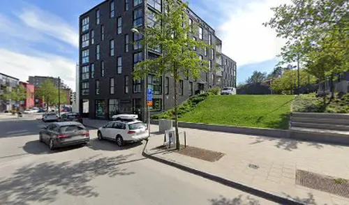 Därför blir träningen av hos Puls &amp; Träning Bromma AnnedalDet ligger någonting i den gamla sanningen om att den bästa träningen är den som blir av, eller hur?Vi har tagit det hela ett steg längre. Här är lite av vad du kan förvänta dig hos oss:Rent och fräschtVi städar både ofta och gärna. Varför? För att du ska trivas hos oss såklart. Målet är att du ska vilja komma tillbaka vecka efter vecka, år efter år.Generösa öppettiderVi har öppet 05-23 så att du kan träna när det passar dig. Varför inte ett pass på väg hem från jobbet eller när barnen har somnat?Inga köer till maskinernaAtt köa till maskinerna när du har tagit dig dyrbar tid för att träna är en riktig motivationsdödare. Därför har vi maxtak för antalet medlemmar hos oss.Vi finns där du ärSannolikheten att du ska träna regelbundet ökar om du har nära till gymmet. Därför har vi satsat på riktigt bra lägen för våra gym. Det ska vara enkelt att slinka in till oss.När motivationen tryter eller när den är på topp: ta hjälp av en personlig tränareVi erbjuder olika PT-paket beroende på vad målet med din träning är och vad din kropp behöver.Våra personliga tränare hjälper dig gärna med träning digitalt eller utomhus.&nbsp;Träning Puls &amp; Träning Bromma AnnedalGruppträningPersonlig tränareFöretagsfriskvårdTräning och inspirationFysisk aktivitet på recept (FaR®)TräningsguideNyheter Ifrån GymKartaHafstens Resort Och CampingMatinspiratör Markiz TaintonInger Zetterqvist: EM 1:ASasa The Mutant VujicJust Gym Sebastian HedmanJakob Wallin LAWABIdrottsrehab Ullevi