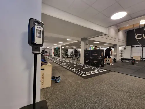 Det skapar Harmoni o balans.Här hos oss kan du välja vilken period på året, i ditt liv som du känner är bäst för dig.Adrian Eriksson Skapade GymKarta.Se och alla Gym med Premium - abonnemang blir SEO-Optimerade av Martin Maximus SEO - (Sökmotoroptimerade).X-FORCE – UNIK TRÄNINGSMETODDen nya världsunika och patenterade svenska uppfinningen X-Force är en träningsmaskin som ökar den negativa belastningen med 40 %.Detta gör att du som användare kan träna betydligt kortare tid och få större effekt med garanterat bättre resultat, endast 6 – 12 repetitioner per maskin var 7 – 14 dagar.Varför negativ träning?Negativ träning har många fördelar.Musklerna kan arbeta med betydligt högre belastning excentriskt än koncentrisk och en tyngre last innebär också effektivare träning med snabbare resultat.För att förbättra muskelstyrkan överbelastar du muskeln och om den excentriska lasten är större tröttar du ut muskeln snabbare.Excentrisk träning kräver mindre syre än koncentrisk vilket påfrestar hjärtat mindre men ökar blodtrycket.Här är de 15st mest sökta gymmen på GymKarta i Juli 2023Nordic Wellness Lindholmen på Lindholmsallén 20 i GöteborgSATS Gamlestaden på Gamlestadstorget 7 i GöteborgSTC Sävedalen - Göteborgsvägen 104 - GymKarta.seSTC munkebäck på Munkebäcks Allé 26 i GöteborgNordic Wellness Göteborg Kviberg Arena - GymKarta.seNordic Wellness Kungälv Kongahälla - GymKarta.seActic Lerum - Vattenpalatset på Häradsvägen 3 i Lerum&nbsp;Maximus Gym Brunnsbo på Folkvisegatan 15 i GöteborgSATS Hovås på Björklundabacken 2 i Hovås - GymKarta.seNordic Wellness Backaplan på Gustaf Dalénsgatan 13Fitness24Seven på Lergöksgatan 6 i Västra FrölundaSATS Askim (Sisjön stora) på Ekonomivägen 6 i AskimSTC på Ekenleden 10 i Kållered - GymKarta.seNordic Wellness Marklandsgatan - GymKarta.seNordic Wellness på Vasagatan 7 i Göteborg
