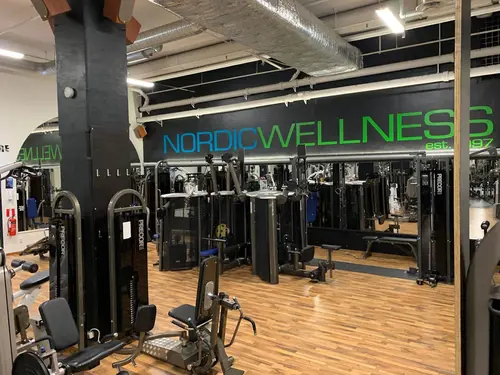 Välkommen till Nordic Wellness Sundbyberg Centrum!Här kan du ta del av toppmoderna maskiner, fria vikter, gruppträning, virtuell träning och riktigt mycket tränings-glädje.Kom gärna in och ta en kaffe, kika på den fantastiska anläggningen och prata med oss direkt i receptionen.Vi erbjuder självklart prov-vecka för dig som vill testa vår härliga klubb och utbud.Vi har gratis parkering hos oss också.GRATIS KONSULTATION!Vill du få hjälp att nå dina mål?Med en personlig tränare kommer du snabbt igång med ett individanpassat träningsschema som ger resultat.I det första mötet går vi igenom vad du önskar uppnå samt sätter realistiska mål efter dina förutsättningar.Fyll i kontaktformuläret nedan så kontaktar vi dig för 30 minuters kostnadsfri konsultation.Vissa personliga tränare erbjuder nu också tjänsten PT online.Vid förhinder behöver du avboka mötet 24h innan utsatt tid, annars debiteras du 200 kr.Kolla ditt gym på alla bolagFitnessprofilen Julia på Nordic Wellness: Är ditt mål att ha en något tajtare form till beachen?BEHÖVER DU PT? Känner du att du inte har disciplinen att komma i gång med träningen hemma? Hör av dig direkt till Julia och boka professionell hjälp!Nordic Wellness Din Bästa-GymPartnerHär är de 15st mest sökta gymmen på GymKarta i Juli 2023Nordic Wellness Lindholmen på Lindholmsallén 20 i GöteborgSATS Gamlestaden på Gamlestadstorget 7 i GöteborgSTC Sävedalen - Göteborgsvägen 104 - GymKarta.seSTC munkebäck på Munkebäcks Allé 26 i GöteborgNordic Wellness Göteborg Kviberg Arena - GymKarta.seNordic Wellness Kungälv Kongahälla - GymKarta.seActic Lerum - Vattenpalatset på Häradsvägen 3 i Lerum&nbsp;Maximus Gym Brunnsbo på Folkvisegatan 15 i GöteborgSATS Hovås på Björklundabacken 2 i Hovås - GymKarta.seNordic Wellness Backaplan på Gustaf Dalénsgatan 13Fitness24Seven på Lergöksgatan 6 i Västra FrölundaSATS Askim (Sisjön stora) på Ekonomivägen 6 i AskimSTC på Ekenleden 10 i Kållered - GymKarta.seNordic Wellness Marklandsgatan - GymKarta.seNordic Wellness på Vasagatan 7 i GöteborgNo Carb Protein-Pannkakor - Muskelshoppen