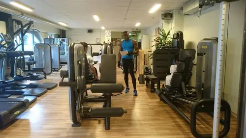 Det skapar Harmoni o balans.Här hos oss kan du välja vilken period på året, i ditt liv som du känner är bäst för dig.Adrian Eriksson Skapade GymKarta.Se och alla Gym med Premium - abonnemang blir SEO-Optimerade av Martin Maximus SEO - (Sökmotoroptimerade).X-FORCE – UNIK TRÄNINGSMETODDen nya världsunika och patenterade svenska uppfinningen X-Force är en träningsmaskin som ökar den negativa belastningen med 40 %.Detta gör att du som användare kan träna betydligt kortare tid och få större effekt med garanterat bättre resultat, endast 6 – 12 repetitioner per maskin var 7 – 14 dagar.Varför negativ träning?Negativ träning har många fördelar.Musklerna kan arbeta med betydligt högre belastning excentriskt än koncentrisk och en tyngre last innebär också effektivare träning med snabbare resultat.För att förbättra muskelstyrkan överbelastar du muskeln och om den excentriska lasten är större tröttar du ut muskeln snabbare.Excentrisk träning kräver mindre syre än koncentrisk vilket påfrestar hjärtat mindre men ökar blodtrycket.Här är de 15st mest sökta gymmen på GymKarta i Juli 2023Nordic Wellness Lindholmen på Lindholmsallén 20 i GöteborgSATS Gamlestaden på Gamlestadstorget 7 i GöteborgSTC Sävedalen - Göteborgsvägen 104 - GymKarta.seSTC munkebäck på Munkebäcks Allé 26 i GöteborgNordic Wellness Göteborg Kviberg Arena - GymKarta.seNordic Wellness Kungälv Kongahälla - GymKarta.seActic Lerum - Vattenpalatset på Häradsvägen 3 i Lerum&nbsp;Maximus Gym Brunnsbo på Folkvisegatan 15 i GöteborgSATS Hovås på Björklundabacken 2 i Hovås - GymKarta.seNordic Wellness Backaplan på Gustaf Dalénsgatan 13Fitness24Seven på Lergöksgatan 6 i Västra FrölundaSATS Askim (Sisjön stora) på Ekonomivägen 6 i AskimSTC på Ekenleden 10 i Kållered - GymKarta.seNordic Wellness Marklandsgatan - GymKarta.seNordic Wellness på Vasagatan 7 i Göteborg