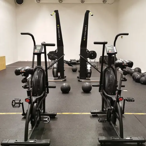 Det skapar Harmoni o balans.Här hos oss kan du välja vilken period på året, i ditt liv som du känner är bäst för dig.Adrian Eriksson Skapade GymKarta.Se och alla Gym med Premium - abonnemang blir SEO-Optimerade av Martin Maximus SEO - (Sökmotoroptimerade).X-FORCE – UNIK TRÄNINGSMETODDen nya världsunika och patenterade svenska uppfinningen X-Force är en träningsmaskin som ökar den negativa belastningen med 40 %.Detta gör att du som användare kan träna betydligt kortare tid och få större effekt med garanterat bättre resultat, endast 6 – 12 repetitioner per maskin var 7 – 14 dagar.Varför negativ träning?Negativ träning har många fördelar.Musklerna kan arbeta med betydligt högre belastning excentriskt än koncentrisk och en tyngre last innebär också effektivare träning med snabbare resultat.För att förbättra muskelstyrkan överbelastar du muskeln och om den excentriska lasten är större tröttar du ut muskeln snabbare.Excentrisk träning kräver mindre syre än koncentrisk vilket påfrestar hjärtat mindre men ökar blodtrycket.Här är de 15st mest sökta gymmen på GymKarta i Juli 2023Nordic Wellness Lindholmen på Lindholmsallén 20 i GöteborgSATS Gamlestaden på Gamlestadstorget 7 i GöteborgSTC Sävedalen - Göteborgsvägen 104 - GymKarta.seSTC munkebäck på Munkebäcks Allé 26 i GöteborgNordic Wellness Göteborg Kviberg Arena - GymKarta.seNordic Wellness Kungälv Kongahälla - GymKarta.seActic Lerum - Vattenpalatset på Häradsvägen 3 i Lerum&nbsp;Maximus Gym Brunnsbo på Folkvisegatan 15 i GöteborgSATS Hovås på Björklundabacken 2 i Hovås - GymKarta.seNordic Wellness Backaplan på Gustaf Dalénsgatan 13Fitness24Seven på Lergöksgatan 6 i Västra FrölundaSATS Askim (Sisjön stora) på Ekonomivägen 6 i AskimSTC på Ekenleden 10 i Kållered - GymKarta.seNordic Wellness Marklandsgatan - GymKarta.seNordic Wellness på Vasagatan 7 i Göteborg