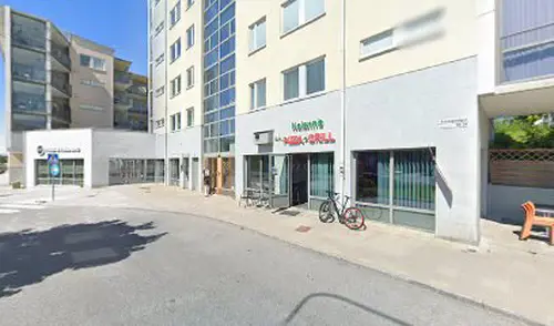 Därför blir träningen av hos Puls &amp; Träning Vällingby JohannelundDet ligger någonting i den gamla sanningen om att den bästa träningen är den som blir av, eller hur?Vi har tagit det hela ett steg längre. Här är lite av vad du kan förvänta dig hos oss:Rent och fräschtVi städar både ofta och gärna. Varför? För att du ska trivas hos oss såklart. Målet är att du ska vilja komma tillbaka vecka efter vecka, år efter år.Generösa öppettiderVi har öppet 05-23 så att du kan träna när det passar dig. Varför inte ett pass på väg hem från jobbet eller när barnen har somnat?Inga köer till maskinernaAtt köa till maskinerna när du har tagit dig dyrbar tid för att träna är en riktig motivationsdödare. Därför har vi maxtak för antalet medlemmar hos oss.Vi finns där du ärSannolikheten att du ska träna regelbundet ökar om du har nära till gymmet. Därför har vi satsat på riktigt bra lägen för våra gym. Det ska vara enkelt att slinka in till oss.När motivationen tryter eller när den är på topp: ta hjälp av en personlig tränareVi erbjuder olika PT-paket beroende på vad målet med din träning är och vad din kropp behöver.Våra personliga tränare hjälper dig gärna med träning digitalt eller utomhus.&nbsp;Träning Puls &amp; Träning SpångaGruppträningPersonlig tränareFöretagsfriskvårdTräning och inspirationFysisk aktivitet på recept (FaR®)TräningsguideNyheter Ifrån GymKartaHafstens Resort Och CampingMatinspiratör Markiz TaintonInger Zetterqvist: EM 1:ASasa The Mutant VujicJust Gym Sebastian HedmanJakob Wallin LAWABIdrottsrehab Ullevi