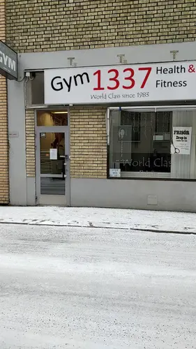 X-FORCE – UNIK TRÄNINGSMETODDen nya världsunika och patenterade svenska uppfinningen X-Force är en träningsmaskin som ökar den negativa belastningen med 40 %.Detta gör att du som användare kan träna betydligt kortare tid och få större effekt med garanterat bättre resultat, endast 6 – 12 repetitioner per maskin var 7 – 14 dagar.Varför negativ träning?Negativ träning har många fördelar.Musklerna kan arbeta med betydligt högre belastning excentriskt än koncentrisk och en tyngre last innebär också effektivare träning med snabbare resultat.För att förbättra muskelstyrkan överbelastar du muskeln och om den excentriska lasten är större tröttar du ut muskeln snabbare.Excentrisk träning kräver mindre syre än koncentrisk vilket påfrestar hjärtat mindre men ökar blodtrycket.Här är de 15st mest sökta gymmen på GymKarta i Juli 2023Nordic Wellness Lindholmen på Lindholmsallén 20 i GöteborgSATS Gamlestaden på Gamlestadstorget 7 i GöteborgSTC Sävedalen - Göteborgsvägen 104 - GymKarta.seSTC munkebäck på Munkebäcks Allé 26 i GöteborgNordic Wellness Göteborg Kviberg Arena - GymKarta.seNordic Wellness Kungälv Kongahälla - GymKarta.seActic Lerum - Vattenpalatset på Häradsvägen 3 i Lerum&nbsp;Maximus Gym Brunnsbo på Folkvisegatan 15 i GöteborgSATS Hovås på Björklundabacken 2 i Hovås - GymKarta.seNordic Wellness Backaplan på Gustaf Dalénsgatan 13Fitness24Seven på Lergöksgatan 6 i Västra FrölundaSATS Askim (Sisjön stora) på Ekonomivägen 6 i AskimSTC på Ekenleden 10 i Kållered - GymKarta.seNordic Wellness Marklandsgatan - GymKarta.seNordic Wellness på Vasagatan 7 i Göteborg