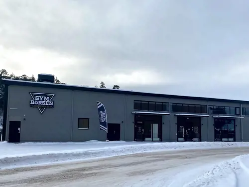 X-FORCE – UNIK TRÄNINGSMETODDen nya världsunika och patenterade svenska uppfinningen X-Force är en träningsmaskin som ökar den negativa belastningen med 40 %.Detta gör att du som användare kan träna betydligt kortare tid och få större effekt med garanterat bättre resultat, endast 6 – 12 repetitioner per maskin var 7 – 14 dagar.Varför negativ träning?Negativ träning har många fördelar.Musklerna kan arbeta med betydligt högre belastning excentriskt än koncentrisk och en tyngre last innebär också effektivare träning med snabbare resultat.För att förbättra muskelstyrkan överbelastar du muskeln och om den excentriska lasten är större tröttar du ut muskeln snabbare.Excentrisk träning kräver mindre syre än koncentrisk vilket påfrestar hjärtat mindre men ökar blodtrycket.Här är de 15st mest sökta gymmen på GymKarta i Juli 2023Nordic Wellness Lindholmen på Lindholmsallén 20 i GöteborgSATS Gamlestaden på Gamlestadstorget 7 i GöteborgSTC Sävedalen - Göteborgsvägen 104 - GymKarta.seSTC munkebäck på Munkebäcks Allé 26 i GöteborgNordic Wellness Göteborg Kviberg Arena - GymKarta.seNordic Wellness Kungälv Kongahälla - GymKarta.seActic Lerum - Vattenpalatset på Häradsvägen 3 i Lerum&nbsp;Maximus Gym Brunnsbo på Folkvisegatan 15 i GöteborgSATS Hovås på Björklundabacken 2 i Hovås - GymKarta.seNordic Wellness Backaplan på Gustaf Dalénsgatan 13Fitness24Seven på Lergöksgatan 6 i Västra FrölundaSATS Askim (Sisjön stora) på Ekonomivägen 6 i AskimSTC på Ekenleden 10 i Kållered - GymKarta.seNordic Wellness Marklandsgatan - GymKarta.seNordic Wellness på Vasagatan 7 i Göteborg