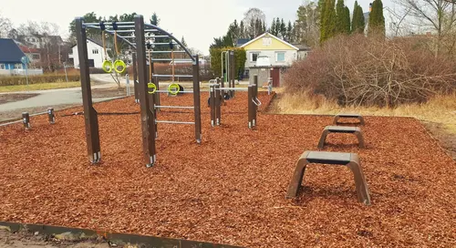 X-FORCE – UNIK TRÄNINGSMETODDen nya världsunika och patenterade svenska uppfinningen X-Force är en träningsmaskin som ökar den negativa belastningen med 40 %.Detta gör att du som användare kan träna betydligt kortare tid och få större effekt med garanterat bättre resultat, endast 6 – 12 repetitioner per maskin var 7 – 14 dagar.Varför negativ träning?Negativ träning har många fördelar.Musklerna kan arbeta med betydligt högre belastning excentriskt än koncentrisk och en tyngre last innebär också effektivare träning med snabbare resultat.För att förbättra muskelstyrkan överbelastar du muskeln och om den excentriska lasten är större tröttar du ut muskeln snabbare.Excentrisk träning kräver mindre syre än koncentrisk vilket påfrestar hjärtat mindre men ökar blodtrycket.Här är de 15st mest sökta gymmen på GymKarta i Juli 2023Nordic Wellness Lindholmen på Lindholmsallén 20 i GöteborgSATS Gamlestaden på Gamlestadstorget 7 i GöteborgSTC Sävedalen - Göteborgsvägen 104 - GymKarta.seSTC munkebäck på Munkebäcks Allé 26 i GöteborgNordic Wellness Göteborg Kviberg Arena - GymKarta.seNordic Wellness Kungälv Kongahälla - GymKarta.seActic Lerum - Vattenpalatset på Häradsvägen 3 i Lerum&nbsp;Maximus Gym Brunnsbo på Folkvisegatan 15 i GöteborgSATS Hovås på Björklundabacken 2 i Hovås - GymKarta.seNordic Wellness Backaplan på Gustaf Dalénsgatan 13Fitness24Seven på Lergöksgatan 6 i Västra FrölundaSATS Askim (Sisjön stora) på Ekonomivägen 6 i AskimSTC på Ekenleden 10 i Kållered - GymKarta.seNordic Wellness Marklandsgatan - GymKarta.seNordic Wellness på Vasagatan 7 i Göteborg