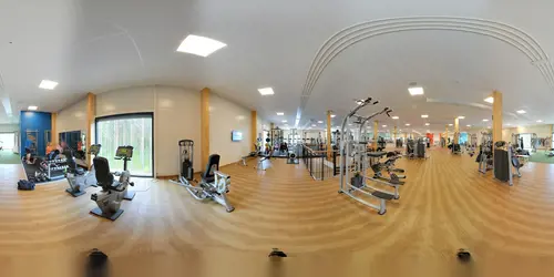 Vår träning på Friskis &amp; Svettis KarlstadMänniskan är gjord för rörelse, vi mår bra när vi rör på oss.Vad är du sugen på att träna idag?​Det finns många skäl till att träna. Vi tycker att träning ska kännas lustfyllt, så att ha kul är ett gott skäl till att träna. Du får mer energi. Du får en härligare känsla i kroppen.Träna hos oss kan du göra på många olika sättKika in här och hitta träningen som passar dig bäst. Eller utmana dig och träna något nytt.&nbsp;ÅldersgränserPå några av våra träningsformer har vi särskilda åldersgränser2-6 år på Familjejympa7-12 år på all gruppträning utan redskap tillsammans med förälder/vuxen.10 år på träning i gymmet tillsammans med förälder/vuxen13 år på all typ av träningSpinningKonditionsträningen som är både svettig &amp; energifylld - på spincykelDu tränar på en spincykel, där det är du själv som väljer och reglerar motståndet.Du bestämmer hur lätt eller utmanande det blir för dig.&nbsp;Ledaren guidar genom passet och peppar dig igenom de&nbsp;tre olika positioner som ett spinpass innehåller: en sittande och två stående.Allt för att variera träningseffekten.&nbsp;Spinning ger dig effektiv konditionsträning som ger varierande träningseffekter: snabbhet, uthållighet och styrka.Indoor walkingFlowig träning på crosstrainer. Indoor walking (IW) är effektiv konditionsträning på crosstrainer, en så kallad walker. På köpet utmanar du din bålstabilitet och balans.&nbsp;Rörelsemönstret på en Crosstrainer/walker liknar löpning och skidåkning.Hela kroppen engageras och känslan är skönt flowingEn schysst bonus är att träningen är skonsam för lederna, oavsett om du väljer att ta det lugnt eller utmana dig ordentligt.&nbsp;Första gången? För att träna IW är det bra om du är minst 150 cm lång på grund av walkerns storlek och avstånd mellan trampor och stavar.Här hittar du fler Friskis &amp; Svettis i GöteborgFriskis&amp;Svettis Västra hamngatanFriskis&amp;Svettis MajornaFriskisSvettisFriskis&amp;Svettis KvillebäckenFriskis&amp;Svettis ValhallaFriskis&amp;Svettis GårdaFriskis&amp;Svettis JohannebergFriskis&amp; Svettis FrölundaVarmt välkommen till Göteborgs främsta träningsanläggningar med gymutrustning från de världsledande varumärkena Technogym, Life Fitness, Precor, Cybex!Kolla ditt gym på alla bolagKöp Kosttillskott &amp; TräningskläderIndoor walking hemma?Här är de 15st mest sökta gymmen på GymKarta i Juli 2023Nordic Wellness Lindholmen på Lindholmsallén 20 i GöteborgSATS Gamlestaden på Gamlestadstorget 7 i GöteborgSTC Sävedalen - Göteborgsvägen 104 - GymKarta.seSTC munkebäck på Munkebäcks Allé 26 i GöteborgNordic Wellness Göteborg Kviberg Arena - GymKarta.seNordic Wellness Kungälv Kongahälla - GymKarta.seActic Lerum - Vattenpalatset på Häradsvägen 3 i Lerum&nbsp;Maximus Gym Brunnsbo på Folkvisegatan 15 i GöteborgSATS Hovås på Björklundabacken 2 i Hovås - GymKarta.seNordic Wellness Backaplan på Gustaf Dalénsgatan 13Fitness24Seven på Lergöksgatan 6 i Västra FrölundaSATS Askim (Sisjön stora) på Ekonomivägen 6 i AskimSTC på Ekenleden 10 i Kållered - GymKarta.seNordic Wellness Marklandsgatan - GymKarta.seNordic Wellness på Vasagatan 7 i Göteborg