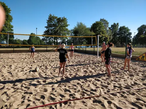 Beachvolleybollplanerna på Sundsta -  Välkommen till Karlstads VK - Volleyboll för allaKarlstads Volleybollklubb bildades 1972 och har idag fyra seriespelande lag, varav vårt representationslag på damsidan spelar i division 2 och klubben har en växande ungdomsverksamhetKarlstads volleyboll har cirka 160 medlemmar i alla åldrar. Vi är en förening som arbetar i nuläget med att ta fram en handlingsplan med mål och aktiviteter för att ytterligare utveckla föreningen. Genom att utbilda tränare och ledare från egna led hoppas vi kunna ta emot alla nya volleybollspelare.&nbsp;Säsongen 2022/2023 har vi följande träningsgrupper:&nbsp;Volleybompa (lekfull rörelseträning med hinderbanor och bollekar 3-6 år)Kidsvolleyboll (4-manna för åldrarna 6-10 år)Volley2000 (4-manna för åldrarna 10-14 år)&nbsp;Nybörjare (nybörjargrupp med blandade åldrar för de som vill prova volleyboll för första gången)Dam div 3Dam div 2Herr div 3Herr div 2&nbsp;Här är de 15st mest sökta gymmen på GymKarta i Juli 2023Nordic Wellness Lindholmen på Lindholmsallén 20 i GöteborgSATS Gamlestaden på Gamlestadstorget 7 i GöteborgSTC Sävedalen - Göteborgsvägen 104 - GymKarta.seSTC munkebäck på Munkebäcks Allé 26 i GöteborgNordic Wellness Göteborg Kviberg Arena - GymKarta.seNordic Wellness Kungälv Kongahälla - GymKarta.seActic Lerum - Vattenpalatset på Häradsvägen 3 i Lerum&nbsp;Maximus Gym Brunnsbo på Folkvisegatan 15 i GöteborgSATS Hovås på Björklundabacken 2 i Hovås - GymKarta.seNordic Wellness Backaplan på Gustaf Dalénsgatan 13Fitness24Seven på Lergöksgatan 6 i Västra FrölundaSATS Askim (Sisjön stora) på Ekonomivägen 6 i AskimSTC på Ekenleden 10 i Kållered - GymKarta.seNordic Wellness Marklandsgatan - GymKarta.seNordic Wellness på Vasagatan 7 i Göteborg