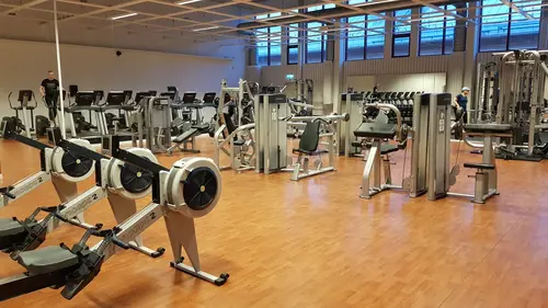 Välkommen till Nordic Wellness Karlstad Campus!Här kan du ta del av toppmoderna maskiner, fria vikter, gruppträning, virtuell träning och riktigt mycket tränings-glädje.Kom gärna in och ta en kaffe, kika på den fantastiska anläggningen och prata med oss direkt i receptionen.Vi erbjuder självklart prov-vecka för dig som vill testa vår härliga klubb och utbud.Vi har gratis parkering hos oss också.GRATIS KONSULTATION!Vill du få hjälp att nå dina mål?Med en personlig tränare kommer du snabbt igång med ett individanpassat träningsschema som ger resultat.I det första mötet går vi igenom vad du önskar uppnå samt sätter realistiska mål efter dina förutsättningar.Fyll i kontaktformuläret nedan så kontaktar vi dig för 30 minuters kostnadsfri konsultation.Vissa personliga tränare erbjuder nu också tjänsten PT online.Vid förhinder behöver du avboka mötet 24h innan utsatt tid, annars debiteras du 200 kr.Kolla ditt gym på alla bolagFitnessprofilen Julia på Nordic Wellness: Är ditt mål att ha en något tajtare form till beachen?BEHÖVER DU PT? Känner du att du inte har disciplinen att komma i gång med träningen hemma? Hör av dig direkt till Julia och boka professionell hjälp!Nordic Wellness Din Bästa-GymPartnerHär är de 15st mest sökta gymmen på GymKarta i Juli 2023Nordic Wellness Lindholmen på Lindholmsallén 20 i GöteborgSATS Gamlestaden på Gamlestadstorget 7 i GöteborgSTC Sävedalen - Göteborgsvägen 104 - GymKarta.seSTC munkebäck på Munkebäcks Allé 26 i GöteborgNordic Wellness Göteborg Kviberg Arena - GymKarta.seNordic Wellness Kungälv Kongahälla - GymKarta.seActic Lerum - Vattenpalatset på Häradsvägen 3 i Lerum&nbsp;Maximus Gym Brunnsbo på Folkvisegatan 15 i GöteborgSATS Hovås på Björklundabacken 2 i Hovås - GymKarta.seNordic Wellness Backaplan på Gustaf Dalénsgatan 13Fitness24Seven på Lergöksgatan 6 i Västra FrölundaSATS Askim (Sisjön stora) på Ekonomivägen 6 i AskimSTC på Ekenleden 10 i Kållered - GymKarta.seNordic Wellness Marklandsgatan - GymKarta.seNordic Wellness på Vasagatan 7 i GöteborgNo Carb Protein-Pannkakor - Muskelshoppen