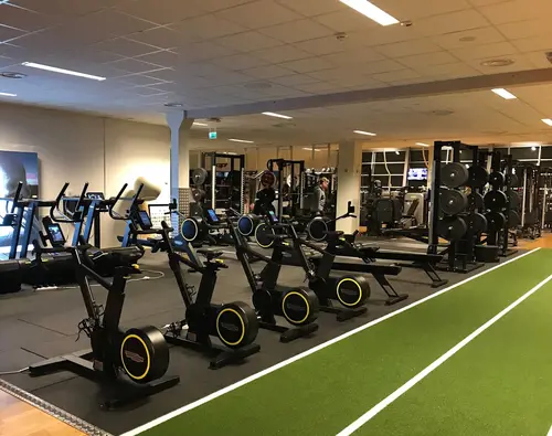 Därför ska du träna hos Actic Färjestad KarlstadSom en av Sveriges ledande gymkedjor har vi jobbat med träning i över 40 årVi har ett brett erbjudande av inspirerande träning på 110 gym och 50 bad från Luleå i norr till Malmö i söder.Hos oss träffar du vänlig och kunnig personal och gymmar i fräscha lokaler. Du kan träna gruppträning både inomhus och utomhus och självklart är du också välkommen att simma och bada hos oss!110 GYM ÖVER HELA SVERIGE50 BAD I DIREKT ANSLUTNING TILL VÅRA GYMINSPIRERANDE OCH EFFEKTIV GRUPPTRÄNINGONLINEPASS I ACTIC APPENVECKORS DIGITAL TRÄNINGSSTART MED COACHGENERÖSA ÖPPETTIDERSKRÄDDARSY DITT MEDLEMSKAPHitta ditt Actic gym nära digMed över 115 gym runt om i Sverige finns det många möjligheter till träning, ange namnet på det gym eller den stad som du vill träna på nedan så hittar du den information du behöver.Träna i gymmet, testa på gruppträningspass, simma i badet eller kontakta oss så kan vi hjälpa dig att hitta den träning som passar dig!GruppträningDet är roligare att träna tillsammans!För dig som gillar att träna i grupp med en peppande instruktör till inspirerande musik rekommenderar vi gruppträning.Mer än hälften av våra anläggningar erbjuder gruppträning!Boka passDu hittar aktuella scheman för alla gruppträningspass på Mina Sidor eller på ditt gym.Du bokar enkelt dina gruppträningspass i vår Actic app eller på Mina Sidor.Bokningsreglerna hittar du här.Träna på gym och få upp din styrka!Varför ska du träna styrketräning? Nedan får du några exempel på vilka fördelar du får genom att träna styrka på gym med oss:&nbsp;En starkare kropp avlastar kroppens leder.Skelettets hållfasthet förbättras och bentätheten ökar, något som motverkar risken att drabbas av benskörhet.Ämnesomsättningen ökar, vilket är bra om du vill gå ner eller hålla din vikt.Muskulära obalanser tränas bort och ger en bättre hållning.Du kommer att få en bättre hållning vid stärkande av core.Du kommer lättare kunna lyfta dina barn eller barnbarn, bära hem kassarna från mataffären&nbsp; och förhoppningsvis även känna dig starkare!Träna styrka med säker och effektiv träningHos oss på Actic hittar du alltid instruktörer ute i lokalen som ger råd och tips kring hur du kan träna styrketräning på gym.Vi visar hur övningar kan genomföras för att undvika skador och berättar hur du kan undvika vanliga fel i din träning – allt för att du ska få ut maximalt av din träning, nå dina mål och bygga muskler.Lycka till med din styrketräning!30 minuter räcker!På Actic tränar vi enligt träningsmetoden HIT (högintensitetsträning), vilket innebär att du på endast 30 minuter ger din kropp tillräcklig träning för att utvecklas.Genom att träna på gym och köra ett set med 8-12 repetitioner i varje maskin med mycket kort vila mellan maskinerna hinner du träna hela kroppen på endast 30 minuter.Vår rekommendation är 2-3 träningspass på gymmet i veckan.Då hinner du både stimulera muskeltillväxten och få tid till återhämtning mellan passen.
