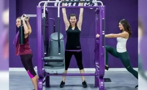 Curves Järfälla är mycket mer än ett traditionellt gym, visst jobbigt och svettigt som träning ska vara men här har vi roligt också.Vad roligt att du har hittat hit!&nbsp; Vill du förbättra din livsstil?Din kropp och din hälsa är det viktigaste du har!30min effektiv cirkelträning och coaching.Vi på Curves Haninge finns här för att peppa och vägleda dig på bästa sätt för att du ska uppnå just dina mål, som vi tillsammans sätter upp med dig.Vi har en härlig stämning med kvinnor i alla åldrar. Vårt träningskoncept passar alla oavsett tidigare erfarenheter.Att få möjligheten och vara delaktig och påverka och lyfta kvinnors vardagsliv genom vårt träningskoncept på Curves tycker vi är helt fantastiskt.Varmt välkommen in för en GRATIS visning och fitnessprofil så berättar vi mer om vår effektiva och roliga träning.Vi har en härlig stämning hos oss med kvinnor i alla åldrar.Fitnessklubben för kvinnor | CurvesCurves Järfälla, fitnessklubben för kvinnor, ligger nära dig. Curves är ett gym bara för kvinnor.Vår specialutformande utrustning med hydrauliskt motstånd kombinerar fördelarna med konditionsträning och styrketräning, vilket ger effektiv träning och samtidigt skyddar ben och leder.Du får enkel och effektiv träning på bara 30 minuter, med stöd av en tränare och utan begränsningar i träningstider.&nbsp;Vi välkomnar dig till Curves Järfälla och berättar gärna mer om vår 30-minuters träning för hela kroppen, så att du kan bli starkare, gå ner i vikt och bränna kalorier i en trevlig miljö.&nbsp;Nu när vi börjar komma på fötter igen efter pandemin investerar folk i sin hälsa, och gåvor med fitness-tema blir också populärare än någonsin.Enligt Sarah Mitroff på CNET är detta de bästa hälsoprodukterna och fitnessgåvorna år 2023.De bästa hälsopresenterna 2023FitnessklasspassFitnessklockaSpännande vattenflaskorMotståndsbandBärbar mixerFördelar med att ge hälsan som gåvaGenom att investera i din hälsa får du en gåva som fortsätter att ge dig varje dag när du vaknar upp och känner dig fräschare, känner dig bättre i dina kläder och är på bättre humör.Marie Haaland från New York Post citerar olika forskningsstudier som bekräftar att människor som avsätter tid för motion är lyckligare än de som inte gör det. Bara en övning i veckan har visat sig ha en positiv inverkan på ens inställning och öka motivationen.De tre pelarna&nbsp;Curves helhetslösning är inriktad på att investera i hälsans gåva genom att fokusera på de tre pelarna i den allmänna hälsan.Fysisk hälsa med Curves 30-minuterskretsen som är särskilt utformad för att träna varje muskelgrupp.&nbsp;Psykisk hälsa genom att öka självförtroendet med varje besök.&nbsp;Andlig hälsa genom att tillhandahålla en trygg och stödjande miljö.Curves erbjuder verktyg och stöd för att uppnå och upprätthålla en hälsosam och balanserad livsstil. Curves förstår att det är svårt att träna under julhelgen när familjen kommer på besök, huset förbereds och festligheterna hålls.Om du tar dig tid att investera i din hälsa ger du dig själv en speciell julklapp. På så sätt kan du njuta av julhelgen och må bra i kropp och själ.Stärk din självkänsla och ditt självförtroende inför julen – CurvesGe dig själv en hälsopresent den här säsongen och låt Curves hjälpa dig att investera i ditt välbefinnandeEnskilda Gym i Sverige syns väldigt lite på Google - Därför skapades Gymguiden med GymKarta.seMartin MaXimus Börjesson, grundare och ägare av GymPartner Träningsutrustning i Mölndal AB, har utvecklat Gymguide.nu och GymKarta.se tillsammans med Adrian Eriksson på Nite Cloud.Adrian har skapat och kodat GymKarta.se&nbsp; till 100% och alla Gym med Premium - abonnemang blir SEO-Optimerade av Martin Maximus SEO - (Sökmotoroptimerade).Premium - I abonnemanget ingår Optimerad Presentation och Beskrivning av “Gymmet” på GymKarta.se och GymGuide.nu.10st Optimerade bilder med GEO-taggning med sökords fraser etc. .10st Superstarka länkar till “Gymmet” med en Optimerad Presentation och Beskrivning.4 st “Kampanjartiklar” kan skapas för “Gymmet”. Martin Maximus Börjesson har många beprövade marknadsföringsstrategier och affärsupplägg.Martin Maximus har tagit lärdom av visdomsorden “Att syns du inte-Så finns du inte” – vilket genomsyrar hela verksamheten. Martin Maximus har varit företagare inom gymbranschen sedan 1979, då han startade sitt första gym. Genom åren har det blivit 47 stycken anläggningar.GymPartner Träningsutrustning i Mölndal AB, Nämndemansgatan 17, 431 33 Mölndal+4676-393 30 57 maximus@gympartner.nu.Även om GymPartner säljer främst Gymutrustning eller kompletta Gym så är du välkommen att prova i vår utställning på Nämndemansgatan 17 i Mölndal. 076-393 30 57, maximus@gympartner.nu.&nbsp;Andra artiklar av Martin Maximus:Kan du gissa vilken gymkedja som är mest sökt på alla bolag?- Publicerad: 2023-02-26Alla Bolag - Nyckeltal och Befattningar - Publicerad: 2022-10-17Sveriges Bolag På Allabolag.se - Publicerad: 2020-10-02GymPartner Sweden På Allabolag.se - Publicerad: 2020-10-11Köp komplett Gym-AllaBolagspresentation kostnadsfritt - Publicerad: 2020-05-18Martin Maximus Börjesson har sålt fler än 700+ kompletta begagnade gym på 43 år.Många av dessa finns på vår karta över GymPartners utvalda partners