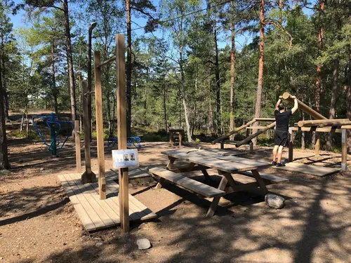 X-FORCE – UNIK TRÄNINGSMETODDen nya världsunika och patenterade svenska uppfinningen X-Force är en träningsmaskin som ökar den negativa belastningen med 40 %.Detta gör att du som användare kan träna betydligt kortare tid och få större effekt med garanterat bättre resultat, endast 6 – 12 repetitioner per maskin var 7 – 14 dagar.Varför negativ träning?Negativ träning har många fördelar.Musklerna kan arbeta med betydligt högre belastning excentriskt än koncentrisk och en tyngre last innebär också effektivare träning med snabbare resultat.För att förbättra muskelstyrkan överbelastar du muskeln och om den excentriska lasten är större tröttar du ut muskeln snabbare.Excentrisk träning kräver mindre syre än koncentrisk vilket påfrestar hjärtat mindre men ökar blodtrycket.Här är de 15st mest sökta gymmen på GymKarta i Juli 2023Nordic Wellness Lindholmen på Lindholmsallén 20 i GöteborgSATS Gamlestaden på Gamlestadstorget 7 i GöteborgSTC Sävedalen - Göteborgsvägen 104 - GymKarta.seSTC munkebäck på Munkebäcks Allé 26 i GöteborgNordic Wellness Göteborg Kviberg Arena - GymKarta.seNordic Wellness Kungälv Kongahälla - GymKarta.seActic Lerum - Vattenpalatset på Häradsvägen 3 i Lerum&nbsp;Maximus Gym Brunnsbo på Folkvisegatan 15 i GöteborgSATS Hovås på Björklundabacken 2 i Hovås - GymKarta.seNordic Wellness Backaplan på Gustaf Dalénsgatan 13Fitness24Seven på Lergöksgatan 6 i Västra FrölundaSATS Askim (Sisjön stora) på Ekonomivägen 6 i AskimSTC på Ekenleden 10 i Kållered - GymKarta.seNordic Wellness Marklandsgatan - GymKarta.seNordic Wellness på Vasagatan 7 i Göteborg