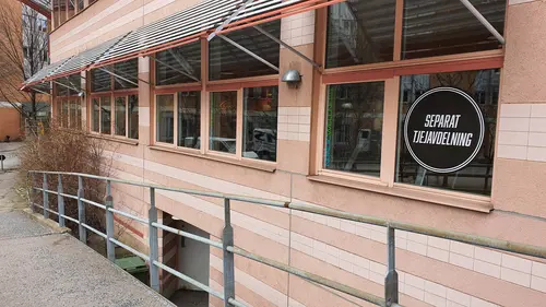 Välkommen till Nordic Wellness Kista Centrum!Här kan du ta del av toppmoderna maskiner, fria vikter, gruppträning, virtuell träning och riktigt mycket tränings-glädje.Kom gärna in och ta en kaffe, kika på den fantastiska anläggningen och prata med oss direkt i receptionen.Vi erbjuder självklart prov-vecka för dig som vill testa vår härliga klubb och utbud.Vi har gratis parkering hos oss också.GRATIS KONSULTATION!Vill du få hjälp att nå dina mål?Med en personlig tränare kommer du snabbt igång med ett individanpassat träningsschema som ger resultat.I det första mötet går vi igenom vad du önskar uppnå samt sätter realistiska mål efter dina förutsättningar.Fyll i kontaktformuläret nedan så kontaktar vi dig för 30 minuters kostnadsfri konsultation.Vissa personliga tränare erbjuder nu också tjänsten PT online.Vid förhinder behöver du avboka mötet 24h innan utsatt tid, annars debiteras du 200 kr.Kolla ditt gym på alla bolagFitnessprofilen Julia på Nordic Wellness: Är ditt mål att ha en något tajtare form till beachen?BEHÖVER DU PT? Känner du att du inte har disciplinen att komma i gång med träningen hemma? Hör av dig direkt till Julia och boka professionell hjälp!Nordic Wellness Din Bästa-GymPartnerHär är de 15st mest sökta gymmen på GymKarta i Juli 2023Nordic Wellness Lindholmen på Lindholmsallén 20 i GöteborgSATS Gamlestaden på Gamlestadstorget 7 i GöteborgSTC Sävedalen - Göteborgsvägen 104 - GymKarta.seSTC munkebäck på Munkebäcks Allé 26 i GöteborgNordic Wellness Göteborg Kviberg Arena - GymKarta.seNordic Wellness Kungälv Kongahälla - GymKarta.seActic Lerum - Vattenpalatset på Häradsvägen 3 i Lerum&nbsp;Maximus Gym Brunnsbo på Folkvisegatan 15 i GöteborgSATS Hovås på Björklundabacken 2 i Hovås - GymKarta.seNordic Wellness Backaplan på Gustaf Dalénsgatan 13Fitness24Seven på Lergöksgatan 6 i Västra FrölundaSATS Askim (Sisjön stora) på Ekonomivägen 6 i AskimSTC på Ekenleden 10 i Kållered - GymKarta.seNordic Wellness Marklandsgatan - GymKarta.seNordic Wellness på Vasagatan 7 i Göteborg