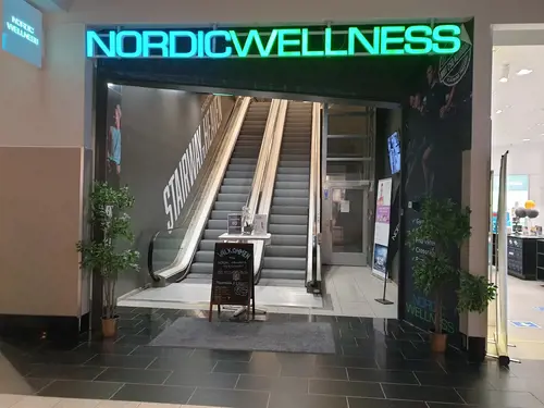 Välkommen till Nordic Wellness Kista Galleria!Här kan du ta del av toppmoderna maskiner, fria vikter, gruppträning, virtuell träning och riktigt mycket tränings-glädje.Kom gärna in och ta en kaffe, kika på den fantastiska anläggningen och prata med oss direkt i receptionen.Vi erbjuder självklart prov-vecka för dig som vill testa vår härliga klubb och utbud.Vi har gratis parkering hos oss också.GRATIS KONSULTATION!Vill du få hjälp att nå dina mål?Med en personlig tränare kommer du snabbt igång med ett individanpassat träningsschema som ger resultat.I det första mötet går vi igenom vad du önskar uppnå samt sätter realistiska mål efter dina förutsättningar.Fyll i kontaktformuläret nedan så kontaktar vi dig för 30 minuters kostnadsfri konsultation.Vissa personliga tränare erbjuder nu också tjänsten PT online.Vid förhinder behöver du avboka mötet 24h innan utsatt tid, annars debiteras du 200 kr.Kolla ditt gym på alla bolagFitnessprofilen Julia på Nordic Wellness: Är ditt mål att ha en något tajtare form till beachen?BEHÖVER DU PT? Känner du att du inte har disciplinen att komma i gång med träningen hemma? Hör av dig direkt till Julia och boka professionell hjälp!Nordic Wellness Din Bästa-GymPartnerHär är de 15st mest sökta gymmen på GymKarta i Juli 2023Nordic Wellness Lindholmen på Lindholmsallén 20 i GöteborgSATS Gamlestaden på Gamlestadstorget 7 i GöteborgSTC Sävedalen - Göteborgsvägen 104 - GymKarta.seSTC munkebäck på Munkebäcks Allé 26 i GöteborgNordic Wellness Göteborg Kviberg Arena - GymKarta.seNordic Wellness Kungälv Kongahälla - GymKarta.seActic Lerum - Vattenpalatset på Häradsvägen 3 i Lerum&nbsp;Maximus Gym Brunnsbo på Folkvisegatan 15 i GöteborgSATS Hovås på Björklundabacken 2 i Hovås - GymKarta.seNordic Wellness Backaplan på Gustaf Dalénsgatan 13Fitness24Seven på Lergöksgatan 6 i Västra FrölundaSATS Askim (Sisjön stora) på Ekonomivägen 6 i AskimSTC på Ekenleden 10 i Kållered - GymKarta.seNordic Wellness Marklandsgatan - GymKarta.seNordic Wellness på Vasagatan 7 i Göteborg