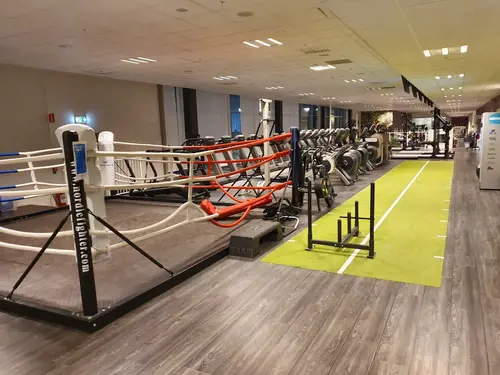 Välkommen till Nordic Wellness Järfälla !Här kan du ta del av toppmoderna maskiner, fria vikter, gruppträning, virtuell träning och riktigt mycket tränings-glädje.Kom gärna in och ta en kaffe, kika på den fantastiska anläggningen och prata med oss direkt i receptionen.Vi erbjuder självklart prov-vecka för dig som vill testa vår härliga klubb och utbud.Vi har gratis parkering hos oss också.GRATIS KONSULTATION!Vill du få hjälp att nå dina mål?Med en personlig tränare kommer du snabbt igång med ett individanpassat träningsschema som ger resultat.I det första mötet går vi igenom vad du önskar uppnå samt sätter realistiska mål efter dina förutsättningar.Fyll i kontaktformuläret nedan så kontaktar vi dig för 30 minuters kostnadsfri konsultation.Vissa personliga tränare erbjuder nu också tjänsten PT online.Vid förhinder behöver du avboka mötet 24h innan utsatt tid, annars debiteras du 200 kr.Kolla ditt gym på alla bolagFitnessprofilen Julia på Nordic Wellness: Är ditt mål att ha en något tajtare form till beachen?BEHÖVER DU PT? Känner du att du inte har disciplinen att komma i gång med träningen hemma? Hör av dig direkt till Julia och boka professionell hjälp!Nordic Wellness Din Bästa-GymPartnerHär är de 15st mest sökta gymmen på GymKarta i Juli 2023Nordic Wellness Lindholmen på Lindholmsallén 20 i GöteborgSATS Gamlestaden på Gamlestadstorget 7 i GöteborgSTC Sävedalen - Göteborgsvägen 104 - GymKarta.seSTC munkebäck på Munkebäcks Allé 26 i GöteborgNordic Wellness Göteborg Kviberg Arena - GymKarta.seNordic Wellness Kungälv Kongahälla - GymKarta.seActic Lerum - Vattenpalatset på Häradsvägen 3 i Lerum&nbsp;Maximus Gym Brunnsbo på Folkvisegatan 15 i GöteborgSATS Hovås på Björklundabacken 2 i Hovås - GymKarta.seNordic Wellness Backaplan på Gustaf Dalénsgatan 13Fitness24Seven på Lergöksgatan 6 i Västra FrölundaSATS Askim (Sisjön stora) på Ekonomivägen 6 i AskimSTC på Ekenleden 10 i Kållered - GymKarta.seNordic Wellness Marklandsgatan - GymKarta.seNordic Wellness på Vasagatan 7 i GöteborgNo Carb Protein-Pannkakor - Muskelshoppen