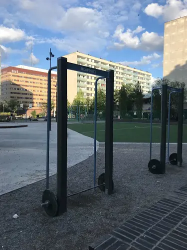 X-FORCE – UNIK TRÄNINGSMETODDen nya världsunika och patenterade svenska uppfinningen X-Force är en träningsmaskin som ökar den negativa belastningen med 40 %.Detta gör att du som användare kan träna betydligt kortare tid och få större effekt med garanterat bättre resultat, endast 6 – 12 repetitioner per maskin var 7 – 14 dagar.Varför negativ träning?Negativ träning har många fördelar.Musklerna kan arbeta med betydligt högre belastning excentriskt än koncentrisk och en tyngre last innebär också effektivare träning med snabbare resultat.För att förbättra muskelstyrkan överbelastar du muskeln och om den excentriska lasten är större tröttar du ut muskeln snabbare.Excentrisk träning kräver mindre syre än koncentrisk vilket påfrestar hjärtat mindre men ökar blodtrycket.Här är de 15st mest sökta gymmen på GymKarta i Juli 2023Nordic Wellness Lindholmen på Lindholmsallén 20 i GöteborgSATS Gamlestaden på Gamlestadstorget 7 i GöteborgSTC Sävedalen - Göteborgsvägen 104 - GymKarta.seSTC munkebäck på Munkebäcks Allé 26 i GöteborgNordic Wellness Göteborg Kviberg Arena - GymKarta.seNordic Wellness Kungälv Kongahälla - GymKarta.seActic Lerum - Vattenpalatset på Häradsvägen 3 i Lerum&nbsp;Maximus Gym Brunnsbo på Folkvisegatan 15 i GöteborgSATS Hovås på Björklundabacken 2 i Hovås - GymKarta.seNordic Wellness Backaplan på Gustaf Dalénsgatan 13Fitness24Seven på Lergöksgatan 6 i Västra FrölundaSATS Askim (Sisjön stora) på Ekonomivägen 6 i AskimSTC på Ekenleden 10 i Kållered - GymKarta.seNordic Wellness Marklandsgatan - GymKarta.seNordic Wellness på Vasagatan 7 i Göteborg