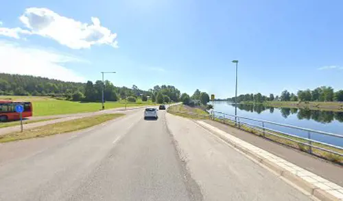 Därför ska du träna hos Actic Karlstad Outdoor BoxSom en av Sveriges ledande gymkedjor har vi jobbat med träning i över 40 årVi har ett brett erbjudande av inspirerande träning på 110 gym och 50 bad från Luleå i norr till Malmö i söder.Hos oss träffar du vänlig och kunnig personal och gymmar i fräscha lokaler. Du kan träna gruppträning både inomhus och utomhus och självklart är du också välkommen att simma och bada hos oss!110 GYM ÖVER HELA SVERIGE50 BAD I DIREKT ANSLUTNING TILL VÅRA GYMINSPIRERANDE OCH EFFEKTIV GRUPPTRÄNINGONLINEPASS I ACTIC APPENVECKORS DIGITAL TRÄNINGSSTART MED COACHGENERÖSA ÖPPETTIDERSKRÄDDARSY DITT MEDLEMSKAPHitta ditt Actic gym nära digMed över 115 gym runt om i Sverige finns det många möjligheter till träning, ange namnet på det gym eller den stad som du vill träna på nedan så hittar du den information du behöver.Träna i gymmet, testa på gruppträningspass, simma i badet eller kontakta oss så kan vi hjälpa dig att hitta den träning som passar dig!GruppträningDet är roligare att träna tillsammans!För dig som gillar att träna i grupp med en peppande instruktör till inspirerande musik rekommenderar vi gruppträning.Mer än hälften av våra anläggningar erbjuder gruppträning!Boka passDu hittar aktuella scheman för alla gruppträningspass på Mina Sidor eller på ditt gym.Du bokar enkelt dina gruppträningspass i vår Actic app eller på Mina Sidor.Bokningsreglerna hittar du här.Träna på gym och få upp din styrka!Varför ska du träna styrketräning? Nedan får du några exempel på vilka fördelar du får genom att träna styrka på gym med oss:&nbsp;En starkare kropp avlastar kroppens leder.Skelettets hållfasthet förbättras och bentätheten ökar, något som motverkar risken att drabbas av benskörhet.Ämnesomsättningen ökar, vilket är bra om du vill gå ner eller hålla din vikt.Muskulära obalanser tränas bort och ger en bättre hållning.Du kommer att få en bättre hållning vid stärkande av core.Du kommer lättare kunna lyfta dina barn eller barnbarn, bära hem kassarna från mataffären&nbsp; och förhoppningsvis även känna dig starkare!Träna styrka med säker och effektiv träningHos oss på Actic hittar du alltid instruktörer ute i lokalen som ger råd och tips kring hur du kan träna styrketräning på gym.Vi visar hur övningar kan genomföras för att undvika skador och berättar hur du kan undvika vanliga fel i din träning – allt för att du ska få ut maximalt av din träning, nå dina mål och bygga muskler.Lycka till med din styrketräning!30 minuter räcker!På Actic tränar vi enligt träningsmetoden HIT (högintensitetsträning), vilket innebär att du på endast 30 minuter ger din kropp tillräcklig träning för att utvecklas.Genom att träna på gym och köra ett set med 8-12 repetitioner i varje maskin med mycket kort vila mellan maskinerna hinner du träna hela kroppen på endast 30 minuter.Vår rekommendation är 2-3 träningspass på gymmet i veckan.Då hinner du både stimulera muskeltillväxten och få tid till återhämtning mellan passen.