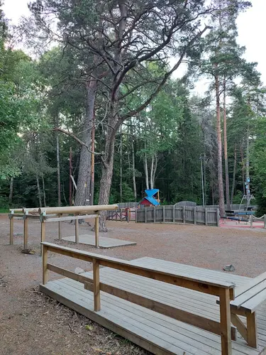 X-FORCE – UNIK TRÄNINGSMETODDen nya världsunika och patenterade svenska uppfinningen X-Force är en träningsmaskin som ökar den negativa belastningen med 40 %.Detta gör att du som användare kan träna betydligt kortare tid och få större effekt med garanterat bättre resultat, endast 6 – 12 repetitioner per maskin var 7 – 14 dagar.Varför negativ träning?Negativ träning har många fördelar.Musklerna kan arbeta med betydligt högre belastning excentriskt än koncentrisk och en tyngre last innebär också effektivare träning med snabbare resultat.För att förbättra muskelstyrkan överbelastar du muskeln och om den excentriska lasten är större tröttar du ut muskeln snabbare.Excentrisk träning kräver mindre syre än koncentrisk vilket påfrestar hjärtat mindre men ökar blodtrycket.Här är de 15st mest sökta gymmen på GymKarta i Juli 2023Nordic Wellness Lindholmen på Lindholmsallén 20 i GöteborgSATS Gamlestaden på Gamlestadstorget 7 i GöteborgSTC Sävedalen - Göteborgsvägen 104 - GymKarta.seSTC munkebäck på Munkebäcks Allé 26 i GöteborgNordic Wellness Göteborg Kviberg Arena - GymKarta.seNordic Wellness Kungälv Kongahälla - GymKarta.seActic Lerum - Vattenpalatset på Häradsvägen 3 i Lerum&nbsp;Maximus Gym Brunnsbo på Folkvisegatan 15 i GöteborgSATS Hovås på Björklundabacken 2 i Hovås - GymKarta.seNordic Wellness Backaplan på Gustaf Dalénsgatan 13Fitness24Seven på Lergöksgatan 6 i Västra FrölundaSATS Askim (Sisjön stora) på Ekonomivägen 6 i AskimSTC på Ekenleden 10 i Kållered - GymKarta.seNordic Wellness Marklandsgatan - GymKarta.seNordic Wellness på Vasagatan 7 i Göteborg