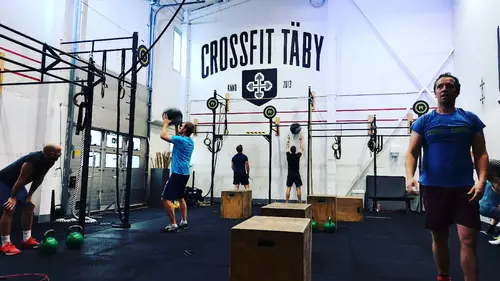 Det skapar Harmoni o balans.Här hos oss kan du välja vilken period på året, i ditt liv som du känner är bäst för dig.Adrian Eriksson Skapade GymKarta.Se och alla Gym med Premium - abonnemang blir SEO-Optimerade av Martin Maximus SEO - (Sökmotoroptimerade).X-FORCE – UNIK TRÄNINGSMETODDen nya världsunika och patenterade svenska uppfinningen X-Force är en träningsmaskin som ökar den negativa belastningen med 40 %.Detta gör att du som användare kan träna betydligt kortare tid och få större effekt med garanterat bättre resultat, endast 6 – 12 repetitioner per maskin var 7 – 14 dagar.Varför negativ träning?Negativ träning har många fördelar.Musklerna kan arbeta med betydligt högre belastning excentriskt än koncentrisk och en tyngre last innebär också effektivare träning med snabbare resultat.För att förbättra muskelstyrkan överbelastar du muskeln och om den excentriska lasten är större tröttar du ut muskeln snabbare.Excentrisk träning kräver mindre syre än koncentrisk vilket påfrestar hjärtat mindre men ökar blodtrycket.Här är de 15st mest sökta gymmen på GymKarta i Juli 2023Nordic Wellness Lindholmen på Lindholmsallén 20 i GöteborgSATS Gamlestaden på Gamlestadstorget 7 i GöteborgSTC Sävedalen - Göteborgsvägen 104 - GymKarta.seSTC munkebäck på Munkebäcks Allé 26 i GöteborgNordic Wellness Göteborg Kviberg Arena - GymKarta.seNordic Wellness Kungälv Kongahälla - GymKarta.seActic Lerum - Vattenpalatset på Häradsvägen 3 i Lerum&nbsp;Maximus Gym Brunnsbo på Folkvisegatan 15 i GöteborgSATS Hovås på Björklundabacken 2 i Hovås - GymKarta.seNordic Wellness Backaplan på Gustaf Dalénsgatan 13Fitness24Seven på Lergöksgatan 6 i Västra FrölundaSATS Askim (Sisjön stora) på Ekonomivägen 6 i AskimSTC på Ekenleden 10 i Kållered - GymKarta.seNordic Wellness Marklandsgatan - GymKarta.seNordic Wellness på Vasagatan 7 i Göteborg