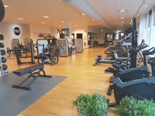 Därför blir träningen av hos Puls &amp; Träning SollentunaDet ligger någonting i den gamla sanningen om att den bästa träningen är den som blir av, eller hur?Vi har tagit det hela ett steg längre. Här är lite av vad du kan förvänta dig hos oss:Rent och fräschtVi städar både ofta och gärna. Varför? För att du ska trivas hos oss såklart. Målet är att du ska vilja komma tillbaka vecka efter vecka, år efter år.Generösa öppettiderVi har öppet 05-23 så att du kan träna när det passar dig. Varför inte ett pass på väg hem från jobbet eller när barnen har somnat?Inga köer till maskinernaAtt köa till maskinerna när du har tagit dig dyrbar tid för att träna är en riktig motivationsdödare. Därför har vi maxtak för antalet medlemmar hos oss.Vi finns där du ärSannolikheten att du ska träna regelbundet ökar om du har nära till gymmet. Därför har vi satsat på riktigt bra lägen för våra gym. Det ska vara enkelt att slinka in till oss.När motivationen tryter eller när den är på topp: ta hjälp av en personlig tränareVi erbjuder olika PT-paket beroende på vad målet med din träning är och vad din kropp behöver.Våra personliga tränare hjälper dig gärna med träning digitalt eller utomhus.&nbsp;Träning Puls &amp; Träning SollentunaGruppträningPersonlig tränareFöretagsfriskvårdTräning och inspirationFysisk aktivitet på recept (FaR®)TräningsguideNyheter Ifrån GymKartaHafstens Resort Och CampingMatinspiratör Markiz TaintonInger Zetterqvist: EM 1:ASasa The Mutant VujicJust Gym Sebastian HedmanJakob Wallin LAWABIdrottsrehab Ullevi