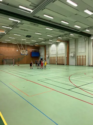 Det skapar Harmoni o balans.Här hos oss kan du välja vilken period på året, i ditt liv som du känner är bäst för dig.Adrian Eriksson Skapade GymKarta.Se och alla Gym med Premium - abonnemang blir SEO-Optimerade av Martin Maximus SEO - (Sökmotoroptimerade).X-FORCE – UNIK TRÄNINGSMETODDen nya världsunika och patenterade svenska uppfinningen X-Force är en träningsmaskin som ökar den negativa belastningen med 40 %.Detta gör att du som användare kan träna betydligt kortare tid och få större effekt med garanterat bättre resultat, endast 6 – 12 repetitioner per maskin var 7 – 14 dagar.Varför negativ träning?Negativ träning har många fördelar.Musklerna kan arbeta med betydligt högre belastning excentriskt än koncentrisk och en tyngre last innebär också effektivare träning med snabbare resultat.För att förbättra muskelstyrkan överbelastar du muskeln och om den excentriska lasten är större tröttar du ut muskeln snabbare.Excentrisk träning kräver mindre syre än koncentrisk vilket påfrestar hjärtat mindre men ökar blodtrycket.Här är de 15st mest sökta gymmen på GymKarta i Juli 2023Nordic Wellness Lindholmen på Lindholmsallén 20 i GöteborgSATS Gamlestaden på Gamlestadstorget 7 i GöteborgSTC Sävedalen - Göteborgsvägen 104 - GymKarta.seSTC munkebäck på Munkebäcks Allé 26 i GöteborgNordic Wellness Göteborg Kviberg Arena - GymKarta.seNordic Wellness Kungälv Kongahälla - GymKarta.seActic Lerum - Vattenpalatset på Häradsvägen 3 i Lerum&nbsp;Maximus Gym Brunnsbo på Folkvisegatan 15 i GöteborgSATS Hovås på Björklundabacken 2 i Hovås - GymKarta.seNordic Wellness Backaplan på Gustaf Dalénsgatan 13Fitness24Seven på Lergöksgatan 6 i Västra FrölundaSATS Askim (Sisjön stora) på Ekonomivägen 6 i AskimSTC på Ekenleden 10 i Kållered - GymKarta.seNordic Wellness Marklandsgatan - GymKarta.seNordic Wellness på Vasagatan 7 i Göteborg