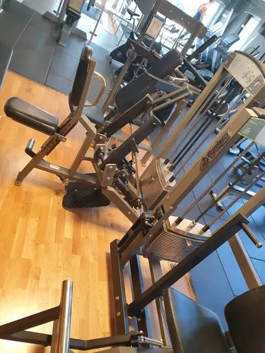Välkommen till Nordic Wellness Kungsängens Torg!Här kan du ta del av toppmoderna maskiner, fria vikter, gruppträning, virtuell träning och riktigt mycket tränings-glädje.Kom gärna in och ta en kaffe, kika på den fantastiska anläggningen och prata med oss direkt i receptionen.Vi erbjuder självklart prov-vecka för dig som vill testa vår härliga klubb och utbud.Vi har gratis parkering hos oss också.GRATIS KONSULTATION!Vill du få hjälp att nå dina mål?Med en personlig tränare kommer du snabbt igång med ett individanpassat träningsschema som ger resultat.I det första mötet går vi igenom vad du önskar uppnå samt sätter realistiska mål efter dina förutsättningar.Fyll i kontaktformuläret nedan så kontaktar vi dig för 30 minuters kostnadsfri konsultation.Vissa personliga tränare erbjuder nu också tjänsten PT online.Vid förhinder behöver du avboka mötet 24h innan utsatt tid, annars debiteras du 200 kr.Kolla ditt gym på alla bolagFitnessprofilen Julia på Nordic Wellness: Är ditt mål att ha en något tajtare form till beachen?BEHÖVER DU PT? Känner du att du inte har disciplinen att komma i gång med träningen hemma? Hör av dig direkt till Julia och boka professionell hjälp!Nordic Wellness Din Bästa-GymPartnerHär är de 15st mest sökta gymmen på GymKarta i Juli 2023Nordic Wellness Lindholmen på Lindholmsallén 20 i GöteborgSATS Gamlestaden på Gamlestadstorget 7 i GöteborgSTC Sävedalen - Göteborgsvägen 104 - GymKarta.seSTC munkebäck på Munkebäcks Allé 26 i GöteborgNordic Wellness Göteborg Kviberg Arena - GymKarta.seNordic Wellness Kungälv Kongahälla - GymKarta.seActic Lerum - Vattenpalatset på Häradsvägen 3 i Lerum&nbsp;Maximus Gym Brunnsbo på Folkvisegatan 15 i GöteborgSATS Hovås på Björklundabacken 2 i Hovås - GymKarta.seNordic Wellness Backaplan på Gustaf Dalénsgatan 13Fitness24Seven på Lergöksgatan 6 i Västra FrölundaSATS Askim (Sisjön stora) på Ekonomivägen 6 i AskimSTC på Ekenleden 10 i Kållered - GymKarta.seNordic Wellness Marklandsgatan - GymKarta.seNordic Wellness på Vasagatan 7 i GöteborgNo Carb Protein-Pannkakor - Muskelshoppen
