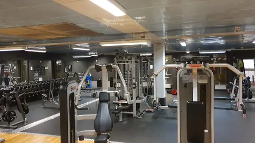 Välkommen till Nordic Wellness Åkersberga Centrum!Här kan du ta del av toppmoderna maskiner, fria vikter, gruppträning, virtuell träning och riktigt mycket tränings-glädje.Kom gärna in och ta en kaffe, kika på den fantastiska anläggningen och prata med oss direkt i receptionen.Vi erbjuder självklart prov-vecka för dig som vill testa vår härliga klubb och utbud.Vi har gratis parkering hos oss också.GRATIS KONSULTATION!Vill du få hjälp att nå dina mål?Med en personlig tränare kommer du snabbt igång med ett individanpassat träningsschema som ger resultat.I det första mötet går vi igenom vad du önskar uppnå samt sätter realistiska mål efter dina förutsättningar.Fyll i kontaktformuläret nedan så kontaktar vi dig för 30 minuters kostnadsfri konsultation.Vissa personliga tränare erbjuder nu också tjänsten PT online.Vid förhinder behöver du avboka mötet 24h innan utsatt tid, annars debiteras du 200 kr.Kolla ditt gym på alla bolagFitnessprofilen Julia på Nordic Wellness: Är ditt mål att ha en något tajtare form till beachen?BEHÖVER DU PT? Känner du att du inte har disciplinen att komma i gång med träningen hemma? Hör av dig direkt till Julia och boka professionell hjälp!Nordic Wellness Din Bästa-GymPartnerHär är de 15st mest sökta gymmen på GymKarta i Juli 2023Nordic Wellness Lindholmen på Lindholmsallén 20 i GöteborgSATS Gamlestaden på Gamlestadstorget 7 i GöteborgSTC Sävedalen - Göteborgsvägen 104 - GymKarta.seSTC munkebäck på Munkebäcks Allé 26 i GöteborgNordic Wellness Göteborg Kviberg Arena - GymKarta.seNordic Wellness Kungälv Kongahälla - GymKarta.seActic Lerum - Vattenpalatset på Häradsvägen 3 i Lerum&nbsp;Maximus Gym Brunnsbo på Folkvisegatan 15 i GöteborgSATS Hovås på Björklundabacken 2 i Hovås - GymKarta.seNordic Wellness Backaplan på Gustaf Dalénsgatan 13Fitness24Seven på Lergöksgatan 6 i Västra FrölundaSATS Askim (Sisjön stora) på Ekonomivägen 6 i AskimSTC på Ekenleden 10 i Kållered - GymKarta.seNordic Wellness Marklandsgatan - GymKarta.seNordic Wellness på Vasagatan 7 i Göteborg