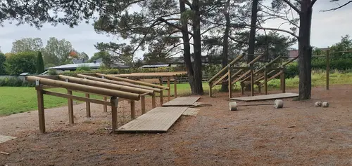 X-FORCE – UNIK TRÄNINGSMETODDen nya världsunika och patenterade svenska uppfinningen X-Force är en träningsmaskin som ökar den negativa belastningen med 40 %.Detta gör att du som användare kan träna betydligt kortare tid och få större effekt med garanterat bättre resultat, endast 6 – 12 repetitioner per maskin var 7 – 14 dagar.Varför negativ träning?Negativ träning har många fördelar.Musklerna kan arbeta med betydligt högre belastning excentriskt än koncentrisk och en tyngre last innebär också effektivare träning med snabbare resultat.För att förbättra muskelstyrkan överbelastar du muskeln och om den excentriska lasten är större tröttar du ut muskeln snabbare.Excentrisk träning kräver mindre syre än koncentrisk vilket påfrestar hjärtat mindre men ökar blodtrycket.Här är de 15st mest sökta gymmen på GymKarta i Juli 2023Nordic Wellness Lindholmen på Lindholmsallén 20 i GöteborgSATS Gamlestaden på Gamlestadstorget 7 i GöteborgSTC Sävedalen - Göteborgsvägen 104 - GymKarta.seSTC munkebäck på Munkebäcks Allé 26 i GöteborgNordic Wellness Göteborg Kviberg Arena - GymKarta.seNordic Wellness Kungälv Kongahälla - GymKarta.seActic Lerum - Vattenpalatset på Häradsvägen 3 i Lerum&nbsp;Maximus Gym Brunnsbo på Folkvisegatan 15 i GöteborgSATS Hovås på Björklundabacken 2 i Hovås - GymKarta.seNordic Wellness Backaplan på Gustaf Dalénsgatan 13Fitness24Seven på Lergöksgatan 6 i Västra FrölundaSATS Askim (Sisjön stora) på Ekonomivägen 6 i AskimSTC på Ekenleden 10 i Kållered - GymKarta.seNordic Wellness Marklandsgatan - GymKarta.seNordic Wellness på Vasagatan 7 i Göteborg