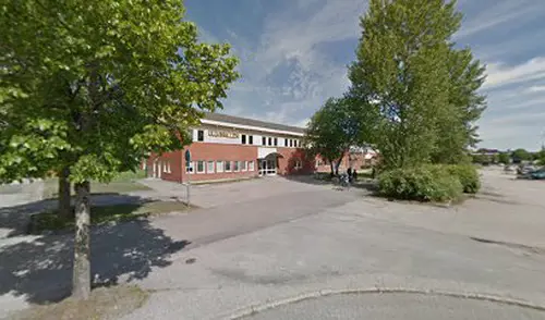 Därför ska du träna hos Actic KöpingSom en av Sveriges ledande gymkedjor har vi jobbat med träning i över 40 årVi har ett brett erbjudande av inspirerande träning på 110 gym och 50 bad från Luleå i norr till Malmö i söder.Hos oss träffar du vänlig och kunnig personal och gymmar i fräscha lokaler. Du kan träna gruppträning både inomhus och utomhus och självklart är du också välkommen att simma och bada hos oss!110 GYM ÖVER HELA SVERIGE50 BAD I DIREKT ANSLUTNING TILL VÅRA GYMINSPIRERANDE OCH EFFEKTIV GRUPPTRÄNINGONLINEPASS I ACTIC APPENVECKORS DIGITAL TRÄNINGSSTART MED COACHGENERÖSA ÖPPETTIDERSKRÄDDARSY DITT MEDLEMSKAPHitta ditt Actic gym nära digMed över 115 gym runt om i Sverige finns det många möjligheter till träning, ange namnet på det gym eller den stad som du vill träna på nedan så hittar du den information du behöver.Träna i gymmet, testa på gruppträningspass, simma i badet eller kontakta oss så kan vi hjälpa dig att hitta den träning som passar dig!GruppträningDet är roligare att träna tillsammans!För dig som gillar att träna i grupp med en peppande instruktör till inspirerande musik rekommenderar vi gruppträning.Mer än hälften av våra anläggningar erbjuder gruppträning!Boka passDu hittar aktuella scheman för alla gruppträningspass på Mina Sidor eller på ditt gym.Du bokar enkelt dina gruppträningspass i vår Actic app eller på Mina Sidor.Bokningsreglerna hittar du här.Träna på gym och få upp din styrka!Varför ska du träna styrketräning? Nedan får du några exempel på vilka fördelar du får genom att träna styrka på gym med oss:&nbsp;En starkare kropp avlastar kroppens leder.Skelettets hållfasthet förbättras och bentätheten ökar, något som motverkar risken att drabbas av benskörhet.Ämnesomsättningen ökar, vilket är bra om du vill gå ner eller hålla din vikt.Muskulära obalanser tränas bort och ger en bättre hållning.Du kommer att få en bättre hållning vid stärkande av core.Du kommer lättare kunna lyfta dina barn eller barnbarn, bära hem kassarna från mataffären&nbsp; och förhoppningsvis även känna dig starkare!Träna styrka med säker och effektiv träningHos oss på Actic hittar du alltid instruktörer ute i lokalen som ger råd och tips kring hur du kan träna styrketräning på gym.Vi visar hur övningar kan genomföras för att undvika skador och berättar hur du kan undvika vanliga fel i din träning – allt för att du ska få ut maximalt av din träning, nå dina mål och bygga muskler.Lycka till med din styrketräning!30 minuter räcker!På Actic tränar vi enligt träningsmetoden HIT (högintensitetsträning), vilket innebär att du på endast 30 minuter ger din kropp tillräcklig träning för att utvecklas.Genom att träna på gym och köra ett set med 8-12 repetitioner i varje maskin med mycket kort vila mellan maskinerna hinner du träna hela kroppen på endast 30 minuter.Vår rekommendation är 2-3 träningspass på gymmet i veckan.Då hinner du både stimulera muskeltillväxten och få tid till återhämtning mellan passen.