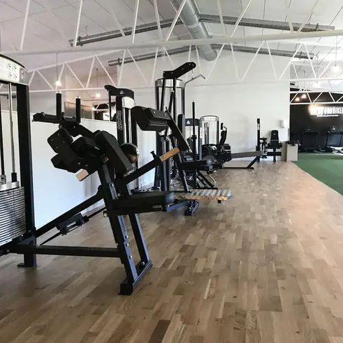 Det skapar Harmoni o balans.Här hos oss kan du välja vilken period på året, i ditt liv som du känner är bäst för dig.Adrian Eriksson Skapade GymKarta.Se och alla Gym med Premium - abonnemang blir SEO-Optimerade av Martin Maximus SEO - (Sökmotoroptimerade).X-FORCE – UNIK TRÄNINGSMETODDen nya världsunika och patenterade svenska uppfinningen X-Force är en träningsmaskin som ökar den negativa belastningen med 40 %.Detta gör att du som användare kan träna betydligt kortare tid och få större effekt med garanterat bättre resultat, endast 6 – 12 repetitioner per maskin var 7 – 14 dagar.Varför negativ träning?Negativ träning har många fördelar.Musklerna kan arbeta med betydligt högre belastning excentriskt än koncentrisk och en tyngre last innebär också effektivare träning med snabbare resultat.För att förbättra muskelstyrkan överbelastar du muskeln och om den excentriska lasten är större tröttar du ut muskeln snabbare.Excentrisk träning kräver mindre syre än koncentrisk vilket påfrestar hjärtat mindre men ökar blodtrycket.Här är de 15st mest sökta gymmen på GymKarta i Juli 2023Nordic Wellness Lindholmen på Lindholmsallén 20 i GöteborgSATS Gamlestaden på Gamlestadstorget 7 i GöteborgSTC Sävedalen - Göteborgsvägen 104 - GymKarta.seSTC munkebäck på Munkebäcks Allé 26 i GöteborgNordic Wellness Göteborg Kviberg Arena - GymKarta.seNordic Wellness Kungälv Kongahälla - GymKarta.seActic Lerum - Vattenpalatset på Häradsvägen 3 i Lerum&nbsp;Maximus Gym Brunnsbo på Folkvisegatan 15 i GöteborgSATS Hovås på Björklundabacken 2 i Hovås - GymKarta.seNordic Wellness Backaplan på Gustaf Dalénsgatan 13Fitness24Seven på Lergöksgatan 6 i Västra FrölundaSATS Askim (Sisjön stora) på Ekonomivägen 6 i AskimSTC på Ekenleden 10 i Kållered - GymKarta.seNordic Wellness Marklandsgatan - GymKarta.seNordic Wellness på Vasagatan 7 i Göteborg