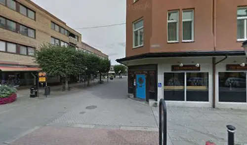 Fitness24Seven - Välkommen till Fitness24Seven - På detta gym kan du bland annat träna styrketräning och konditionsträning med moderna träningsmaskiner och fria vikter.Här finns också TjejgymEn del av gymmet är för tjejer och för tjejer endast. En avslappnad miljö med plats för både fria vikter och styrkemaskiner.Alla de andra delarna av gymmet är självklart öppna för både tjejer och killar.Cardio &amp; uppvärmningFå upp pulsen, känn farten och bli varm i kläderna.Spring på löpbandet, gå på Crosstrainern eller varför inte testa roddmaskinen?Oavsett vilket tempo du söker finns det utrustning som passar för just dig och din uppvärmning.Fria vikterTunga och lätta, stora och små.Vi erbjuder alla typer av fria vikter, alltifrån kettlebells till hantlar och skivstänger.Använd vikterna för att träna precis det du känner för.Bara fantasin sätter gränser.StyrkemaskinerUtmana dina muskler. På detta gym finns ett stort utbud av moderna styrkemaskiner för de flesta muskelgrupper.Träna biceps, triceps och mycket mer.Välkommen att svettas och lämna gärna maskinerna rena och fina till nästa person.OmklädningsrumTräningen börjar och slutar här.Byt om i lugn och ro, och gör dig redo för dagens utmaningar.Självklart finns här också förvaringsskåp för dina personliga prylar.Shop24SevenI behov av ny energi?I våra smarta varuautomater finns allt du behöver, oavsett när du behöver det.Köp en dryck, shake eller kanske en bar. Betalningen sker enkelt via swish eller kort. Välkommen att fylla på.Small group workoutKom igång med träningen!Small group workout är cirkelträning med en utbildad instruktör ute i gymmet.Vi tränar hela kroppen och alla kan vara med!Small Group Workout är en del av Fitness24sevens egna utbud.Stretch &amp; RelaxGe dig själv tid för återhämtning.Denna sektion är till för stretch och nedvarvning.Kom ner på mattan och sträck ut dina muskler.Slappna av och hitta tillbaka till lugnet med hjälp av redskap som Pilatesbollar och gummiband.RullstolsanpassatDetta gym är anpassat för rullstol och har tillgänglighetsanpassade dusch- och omklädningsrum.Gymmen i Stockholm har, som alla våra andra gym, öppet dygnet runt för alla våra medlemmar, så att du kan träna när det passar dig.Första Fitness24Seven gymmet öppnade 2003Det var 2003 som Fitness24Sevens grundare och ägare, Christian Ask, öppnade det första gymmet och äntrade Fitness-marknaden med ett gym på Henrik Smithsgatan i Malmö, Sverige.Därefter gick allting väldigt fort och det var 2005 som vi öppnade vårt allra första kontor och vårt första gym med gruppträningssalar i Lund, Sverige.Kontoret och gymmet är i anknytningar till varandra och är idag ett av våra flaggskepp.Redan 2006 hade vi 10 gym i Sverige och antalet skulle komma att bli allt fler.Om Fitness24Seven på LinkedinVi är en global fitnesskedja som erbjuder gym och gruppträning för över 400 000 medlemmar världen över.På Fitness24Seven är vår vision att leda människor till ett hälsosammare liv, oavsett vem de är eller var de bor.Med mer än 250 gym i fem länder har vi kommit ganska långt, men vår resa har precis börjat.Vi är alltid på väg någonstans nytt och vi bryter hela tiden nya mark. Vårt företag växer snabbt och är alltid i behov av nya hungriga talanger.När du jobbar med oss arbetar du tillsammans med 2 000 medarbetare i över 80 städer. Vi jobbar i hög hastighet och vår väg förändras hela tiden.Det du gör idag kanske inte är det du gör imorgon. Vi sätter ganska ambitiösa mål som vi uppnår tillsammans, eftersom vi tror att samarbete gör laget.Genom tillgänglighet, gästfrihet och funktionalitet erbjuder vi våra medlemmar en hälsosammare livsstil till ett attraktivt pris.Vi älskar att hålla saker enkelt och vårt erbjudande är inget undantag. Ett medlemskap som ger tillgång till alla gym i alla länder 24 timmar om dygnet.Anta utmaningen – gå med i vårt team!Star Trac hos Fitness24SevenMer om Fitness24SevenFitness24Seven på Facebook