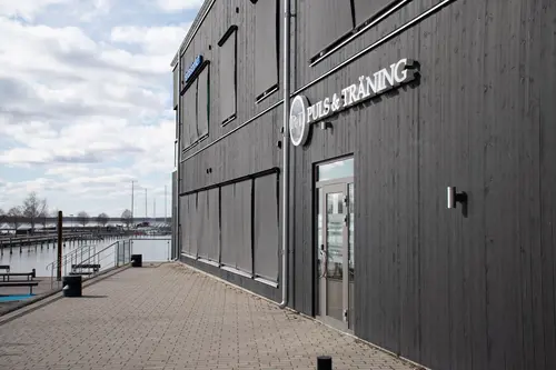 Därför blir träningen av hos Puls &amp; Träning ÖstermälarstrandLasse FärnlöfsplatsDet ligger någonting i den gamla sanningen om att den bästa träningen är den som blir av, eller hur?Vi har tagit det hela ett steg längre. Här är lite av vad du kan förvänta dig hos oss:Rent och fräschtVi städar både ofta och gärna. Varför? För att du ska trivas hos oss såklart. Målet är att du ska vilja komma tillbaka vecka efter vecka, år efter år.Generösa öppettiderVi har öppet 05-23 så att du kan träna när det passar dig. Varför inte ett pass på väg hem från jobbet eller när barnen har somnat?Inga köer till maskinernaAtt köa till maskinerna när du har tagit dig dyrbar tid för att träna är en riktig motivationsdödare. Därför har vi maxtak för antalet medlemmar hos oss.Vi finns där du ärSannolikheten att du ska träna regelbundet ökar om du har nära till gymmet. Därför har vi satsat på riktigt bra lägen för våra gym. Det ska vara enkelt att slinka in till oss.När motivationen tryter eller när den är på topp: ta hjälp av en personlig tränareVi erbjuder olika PT-paket beroende på vad målet med din träning är och vad din kropp behöver.Våra personliga tränare hjälper dig gärna med träning digitalt eller utomhus.&nbsp;Träning hos Puls &amp; Träning ÖstermälarstrandGruppträningPersonlig tränareFöretagsfriskvårdTräning och inspirationFysisk aktivitet på recept (FaR®)TräningsguideNyheter Ifrån GymKartaHafstens Resort Och CampingMatinspiratör Markiz TaintonInger Zetterqvist: EM 1:ASasa The Mutant VujicJust Gym Sebastian HedmanJakob Wallin LAWABIdrottsrehab Ullevi