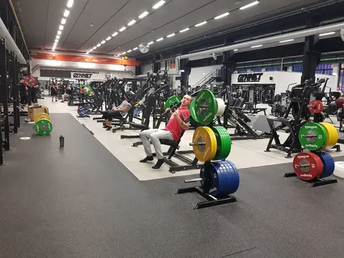 Gym &amp; Fitness Luleå ABGYMMET KIRUNAFredrik Gunnelbrand och Anna Stålnacke kommer från Kiruna och det var där det första gymmet slog upp dörrarna 2002.Gymmet Kiruna har sedan dess bytt lokal två gånger och är idag nästan 6 gånger dess ursprungliga storlek.GYMMET GÄLLIVAREGymmet Gällivare är ett stort gym med en yta på 1 800 kvm.Vi har öppet alla dagar, dygnet runt, vilket gör det lätt för dig att hitta tid för träning oavsett hur din dag ser ut.Anläggningen har också gratis parkering och erbjuder duschar, bastu och omklädningsrum för bekvämlighet.Dessutom erbjuder gymmet padel som du enkelt bokar via Matchi.Gymmet har en imponerande gym-yta med ett brett utbud av styrketräningsmaskiner från världsledande märken.Maskinparken är handplockad från olika märken för att erbjuda så många alternativ som möjligt.Det finns också en utfallsgång, tre olika kabelstationer med tillhörande kyrssdrag och varierat utbud på draghantag, samt hantlar upp till 60 kg.Dessutom finns det Smithmaskiner och kettlebells.GYMMET BODENGymmet Boden är ett estetiskt tilltalande gym som sträcker sig över en yta på 1 200 kvm.Dessutom erbjuder vi under sommartider ett utegym på cirka 500 kvm.Vi har öppet alla dagar, dygnet runt, vilket gör det lätt för dig att hitta tid för träning oavsett hur din dag ser ut.Anläggningen har gratis parkering och erbjuder duschar, bastu och omklädningsrum för bekvämlighet.I vår maskinpark hittar du ett brett utbud av styrketräningsmaskiner från världsledande märken.Maskinparken är noga utvald för att ge så stort utbud som möjligt.Det finns även två utfallsgångar, 3 olika kabelstationer med tillhörande kryssdrag och ett varierat utbud av draghantag samt en hantelyta upp till 60kg.Vidare finns det Smithmaskiner, kettlebells och olika typer av friviktsutrustning som möjliggör styrkelyft, tyngdlyftning, crossfit och strongman.GYMMET LULEÅGymmet i Luleå är en anläggning på 1 100 kvm som är öppen dygnet runt alla dagar i veckan.Besökare kan dra nytta av gratis parkering och njuta av omklädningsrum med dusch och bastu för både dam och herr.Det finns också ett solarium tillgängligt för de som vill ha lite extra sol.Gymmet har en imponerande maskinpark med styrketräningsmaskiner från världsledande märken.För att möjliggöra ett brett utbud av träningsalternativ, har gymmet en utfallsgång och tre olika kabelstationer med tillhörande kyrssdrag och varierat utbud på draghantag.Dessutom finns det en smithmaskin och kettlebells.GYMMET STOCKHOLMGymmet Stockholm är en rymlig träningsanläggning på 1 300 kvm som erbjuder en mängd olika träningsalternativ för alla nivåer. Vi har öppet 04-24 alla dagar, året runt!Omklädningsrummen är utrustade med dusch och låsbara skåp för att förvara dina tillhörigheter under träningen.Herrarnas omklädningsrum har en bastu.På gym-ytan finner man ett brett utbud av styrketräningsmaskiner från välrenommerade märken.För att ge maximal variation har maskinparken handplockats från olika tillverkare.Här finns även utfallsgång, tre kabelstationer med tillhörande kyrssdrag och draghantag, samt en hantelyta som sträcker sig upp till 70 kg.Vidare finns Smithmaskiner och kettlebells att tillgå.GYMMET SUNDBYBERGGymmet Sundbyberg är en anläggning med en yta på 850 kvm. Gymmet är öppet 04-24, alla dagar året runt!.Här finns omklädningsrum med dusch och låsbara skåp samt bastu för både damer och herrar.Dessutom finns det en shop där medlemmarna kan köpa kläder och kosttillskott.En trevlig lounge-yta med mikrovågsugn och kylskåp erbjuder också möjligheten att köpa drycker och bars.Gym-ytan är utrustad med styrketräningsmaskiner från världsledande märken.Maskinparken är noggrant utvald från olika tillverkare för att erbjuda medlemmarna ett så brett utbud som möjligt.Här finns bland annat en utfallsgång, en däckvält och tre olika kabelstationer med tillhörande kryssdrag och ett varierat utbud av draghandtag.Du kan också använda smithmaskiner och kettlebells för att variera din träning.VÄSTERÅSGymmet Västerås är stort och rymligt, med en yta på hela 1 650 kvadratmeter.När det gäller träning, finns det en gym-yta med styrketräningsmaskiner från välkända märken som Hammer Strenght, Life Fitness, Arsenal Strenght, Atlantis, Hoist, Nautilus och Gymleco.Våra maskiner är handplockade från olika märken för att ge dig så många valmöjligheter som möjligt.&nbsp;Vi har även friviktsytor för den som vill utöva styrkelyft, tyngdlyftning och funktionell träning.För den som vill testa på strongman-träning har vi utrustning såsom logpress, farmers walk, släggor, lyftok och atlas-bollar.Vi har även en boxnings-sektion med vanliga långa säckar, runda säckar och päronboll.GYMMET UPPSALAGymmet Uppsala är en imponerande anläggning som sträcker sig över 1 500 kvm, som på somrarna erbjuder ett utegym på cirka 500 kvm.Gymmet är öppet 04-24, alla dagar året om!&nbsp;För att skapa en bekväm och komplett upplevelse har gymmet gratis parkering och omklädningsrum med dusch och låsbara skåp.Det finns också separata bastur för både damer och herrar.Gym-ytan rymmer ett brett utbud av träningsmöjligheter.Styrketräningsmaskinerna kommer från världsledande märken och är noggrant utvalda från olika tillverkare för att erbjuda ett mångsidigt utbud.Det finns också en frivikts-yta där medlemmarna kan utöva styrkelyft, tyngdlyftning, crossfit, strongman och mycket mer.Här finner man friviktsutrustning från världsledande Eleiko.Det inkluderar tävlingsgodkända lyftarställningar, power racks, tävlingsgodkända stänger för både styrkelyft och tyngdlyftning, teknikstänger och vikter.Dessutom finns det olika specialstänger som Hex bar och Safety squat bar.&nbsp;GYMMET ÖREBROVälkommen till Gymmet Örebro - en träningsanläggning som sträcker sig över hela 2 100 kvm och erbjuder en mängd olika träningsmöjligheter.Oavsett vad dina träningsmål är, så kan du hitta allt du behöver här.Vi erbjuder generösa öppettider - kl. 04-24, alla dagar året om!Omklädningsrummen är utrustade med dusch och låsbara skåp, och bastu finns tillgänglig för både damer och herrar.&nbsp;Du kan koppla av och ladda upp på lounge-området, där det finns en kyl och mikrovågsugn, samt möjlighet att köpa drycker och bars.Gratis parkering finns också precis utanför.Dessutom finns en padelbana tillgänglig som du kan boka via Matchi.Fram till september kan du som medlem boka gratis drop-in tider, en timme innan starttid!För att få tillgång till bokningen, registrera dig här!Här är de 15st mest sökta gymmen på GymKarta i Juli 2023Nordic Wellness Lindholmen på Lindholmsallén 20 i GöteborgSATS Gamlestaden på Gamlestadstorget 7 i GöteborgSTC Sävedalen - Göteborgsvägen 104 - GymKarta.seSTC munkebäck på Munkebäcks Allé 26 i GöteborgNordic Wellness Göteborg Kviberg Arena - GymKarta.seNordic Wellness Kungälv Kongahälla - GymKarta.seActic Lerum - Vattenpalatset på Häradsvägen 3 i Lerum&nbsp;Maximus Gym Brunnsbo på Folkvisegatan 15 i GöteborgSATS Hovås på Björklundabacken 2 i Hovås - GymKarta.seNordic Wellness Backaplan på Gustaf Dalénsgatan 13Fitness24Seven på Lergöksgatan 6 i Västra FrölundaSATS Askim (Sisjön stora) på Ekonomivägen 6 i AskimSTC på Ekenleden 10 i Kållered - GymKarta.seNordic Wellness Marklandsgatan - GymKarta.seNordic Wellness på Vasagatan 7 i Göteborg