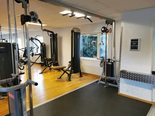 Välkommen till Nordic Wellness!Här kan du ta del av toppmoderna maskiner, fria vikter, gruppträning, virtuell träning och riktigt mycket tränings-glädje.Kom gärna in och ta en kaffe, kika på den fantastiska anläggningen och prata med oss direkt i receptionen.Vi erbjuder självklart prov-vecka för dig som vill testa vår härliga klubb och utbud.Vi har gratis parkering hos oss också.GRATIS KONSULTATION!Vill du få hjälp att nå dina mål?Med en personlig tränare kommer du snabbt igång med ett individanpassat träningsschema som ger resultat.I det första mötet går vi igenom vad du önskar uppnå samt sätter realistiska mål efter dina förutsättningar.Fyll i kontaktformuläret nedan så kontaktar vi dig för 30 minuters kostnadsfri konsultation.Vissa personliga tränare erbjuder nu också tjänsten PT online.Vid förhinder behöver du avboka mötet 24h innan utsatt tid, annars debiteras du 200 kr.Kolla ditt gym på alla bolagFitnessprofilen Julia på Nordic Wellness: Är ditt mål att ha en något tajtare form till beachen?BEHÖVER DU PT? Känner du att du inte har disciplinen att komma i gång med träningen hemma? Hör av dig direkt till Julia och boka professionell hjälp!Nordic Wellness Din Bästa-GymPartnerHär är de 15st mest sökta gymmen på GymKarta i Juli 2023Nordic Wellness Lindholmen på Lindholmsallén 20 i GöteborgSATS Gamlestaden på Gamlestadstorget 7 i GöteborgSTC Sävedalen - Göteborgsvägen 104 - GymKarta.seSTC munkebäck på Munkebäcks Allé 26 i GöteborgNordic Wellness Göteborg Kviberg Arena - GymKarta.seNordic Wellness Kungälv Kongahälla - GymKarta.seActic Lerum - Vattenpalatset på Häradsvägen 3 i Lerum&nbsp;Maximus Gym Brunnsbo på Folkvisegatan 15 i GöteborgSATS Hovås på Björklundabacken 2 i Hovås - GymKarta.seNordic Wellness Backaplan på Gustaf Dalénsgatan 13Fitness24Seven på Lergöksgatan 6 i Västra FrölundaSATS Askim (Sisjön stora) på Ekonomivägen 6 i AskimSTC på Ekenleden 10 i Kållered - GymKarta.seNordic Wellness Marklandsgatan - GymKarta.seNordic Wellness på Vasagatan 7 i GöteborgNo Carb Protein-Pannkakor - Muskelshoppen