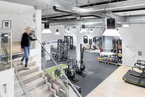 Det skapar Harmoni o balans.Här hos oss kan du välja vilken period på året, i ditt liv som du känner är bäst för dig.Adrian Eriksson Skapade GymKarta.Se och alla Gym med Premium - abonnemang blir SEO-Optimerade av Martin Maximus SEO - (Sökmotoroptimerade).X-FORCE – UNIK TRÄNINGSMETODDen nya världsunika och patenterade svenska uppfinningen X-Force är en träningsmaskin som ökar den negativa belastningen med 40 %.Detta gör att du som användare kan träna betydligt kortare tid och få större effekt med garanterat bättre resultat, endast 6 – 12 repetitioner per maskin var 7 – 14 dagar.Varför negativ träning?Negativ träning har många fördelar.Musklerna kan arbeta med betydligt högre belastning excentriskt än koncentrisk och en tyngre last innebär också effektivare träning med snabbare resultat.För att förbättra muskelstyrkan överbelastar du muskeln och om den excentriska lasten är större tröttar du ut muskeln snabbare.Excentrisk träning kräver mindre syre än koncentrisk vilket påfrestar hjärtat mindre men ökar blodtrycket.Här är de 15st mest sökta gymmen på GymKarta i Juli 2023Nordic Wellness Lindholmen på Lindholmsallén 20 i GöteborgSATS Gamlestaden på Gamlestadstorget 7 i GöteborgSTC Sävedalen - Göteborgsvägen 104 - GymKarta.seSTC munkebäck på Munkebäcks Allé 26 i GöteborgNordic Wellness Göteborg Kviberg Arena - GymKarta.seNordic Wellness Kungälv Kongahälla - GymKarta.seActic Lerum - Vattenpalatset på Häradsvägen 3 i Lerum&nbsp;Maximus Gym Brunnsbo på Folkvisegatan 15 i GöteborgSATS Hovås på Björklundabacken 2 i Hovås - GymKarta.seNordic Wellness Backaplan på Gustaf Dalénsgatan 13Fitness24Seven på Lergöksgatan 6 i Västra FrölundaSATS Askim (Sisjön stora) på Ekonomivägen 6 i AskimSTC på Ekenleden 10 i Kållered - GymKarta.seNordic Wellness Marklandsgatan - GymKarta.seNordic Wellness på Vasagatan 7 i Göteborg