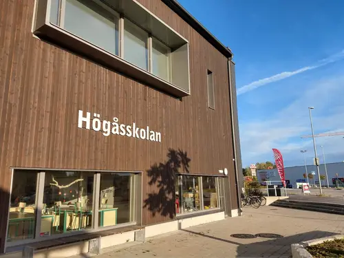 Hos Friskis och Svettis Knivsta får du vara precis den du ärVi inspirerar dig att komma igång – och får dig att trivas så att du aldrig vill lägga av.För trivs du kommer du att fortsätta träna.Du blir tryggare, starkare och vågar utmana dina gränser.Du växer som människa och vi som rörelse.Genom åren har hundratusentals människor blivit en del av oss.Friskis&amp;Svettis är en gemensam nämnare för människor i alla åldrar, livsstilar och intressen.Tillsammans är vi en stolt ideell förening som engagerar och förändrar.Det har vi gjort sedan 1978 – och vi har bara börjat.Friskis och Svettis&nbsp;Din GymPartnerFriskis &amp; Svettis konkurrerande kommersiella GymKedjor 2023:SATS Din GymPartnerNordic Wellness Din Bästa-GymPartnerKan Du Gissa Vilken Gymkedja Som Är Mest Sökt På Alla Bolag?Samt enligt analysverktyget Ahrefs är månadens mest sökta hittills under 2023?- Alla vet att det är mycket tuff konkurrens i gymbranschen – tydlig fokus ger lokala företagare kunder.Lokala Gym kan genom en bolagspresentation på Allabolag och på GymKarta.se hamna på Googles första sida.&nbsp;Här hittar du fler Friskis &amp; Svettis i GöteborgFriskis&amp;Svettis Västra hamngatanFriskis&amp;Svettis MajornaFriskisSvettisFriskis&amp;Svettis KvillebäckenFriskis&amp;Svettis ValhallaFriskis&amp;Svettis GårdaFriskis&amp;Svettis JohannebergFriskis&amp; Svettis FrölundaVarmt välkommen till Göteborgs främsta träningsanläggningar med gymutrustning från de världsledande varumärkena Technogym, Life Fitness, Precor, Cybex!Kolla ditt gym på alla bolagKöp Kosttillskott &amp; TräningskläderIndoor walking hemma?Här är de 15st mest sökta gymmen på GymKarta i Juli 2023Nordic Wellness Lindholmen på Lindholmsallén 20 i GöteborgSATS Gamlestaden på Gamlestadstorget 7 i GöteborgSTC Sävedalen - Göteborgsvägen 104 - GymKarta.seSTC munkebäck på Munkebäcks Allé 26 i GöteborgNordic Wellness Göteborg Kviberg Arena - GymKarta.seNordic Wellness Kungälv Kongahälla - GymKarta.seActic Lerum - Vattenpalatset på Häradsvägen 3 i Lerum&nbsp;Maximus Gym Brunnsbo på Folkvisegatan 15 i GöteborgSATS Hovås på Björklundabacken 2 i Hovås - GymKarta.seNordic Wellness Backaplan på Gustaf Dalénsgatan 13Fitness24Seven på Lergöksgatan 6 i Västra FrölundaSATS Askim (Sisjön stora) på Ekonomivägen 6 i AskimSTC på Ekenleden 10 i Kållered - GymKarta.seNordic Wellness Marklandsgatan - GymKarta.seNordic Wellness på Vasagatan 7 i Göteborg