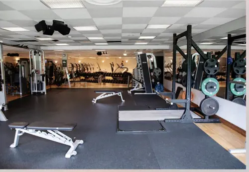 Därför ska du träna hos Actic NorrtäljeSom en av Sveriges ledande gymkedjor har vi jobbat med träning i över 40 årVi har ett brett erbjudande av inspirerande träning på 110 gym och 50 bad från Luleå i norr till Malmö i söder.Hos oss träffar du vänlig och kunnig personal och gymmar i fräscha lokaler. Du kan träna gruppträning både inomhus och utomhus och självklart är du också välkommen att simma och bada hos oss!110 GYM ÖVER HELA SVERIGE50 BAD I DIREKT ANSLUTNING TILL VÅRA GYMINSPIRERANDE OCH EFFEKTIV GRUPPTRÄNINGONLINEPASS I ACTIC APPENVECKORS DIGITAL TRÄNINGSSTART MED COACHGENERÖSA ÖPPETTIDERSKRÄDDARSY DITT MEDLEMSKAPHitta ditt Actic gym nära digMed över 115 gym runt om i Sverige finns det många möjligheter till träning, ange namnet på det gym eller den stad som du vill träna på nedan så hittar du den information du behöver.Träna i gymmet, testa på gruppträningspass, simma i badet eller kontakta oss så kan vi hjälpa dig att hitta den träning som passar dig!GruppträningDet är roligare att träna tillsammans!För dig som gillar att träna i grupp med en peppande instruktör till inspirerande musik rekommenderar vi gruppträning.Mer än hälften av våra anläggningar erbjuder gruppträning!Boka passDu hittar aktuella scheman för alla gruppträningspass på Mina Sidor eller på ditt gym.Du bokar enkelt dina gruppträningspass i vår Actic app eller på Mina Sidor.Bokningsreglerna hittar du här.Träna på gym och få upp din styrka!Varför ska du träna styrketräning? Nedan får du några exempel på vilka fördelar du får genom att träna styrka på gym med oss:&nbsp;En starkare kropp avlastar kroppens leder.Skelettets hållfasthet förbättras och bentätheten ökar, något som motverkar risken att drabbas av benskörhet.Ämnesomsättningen ökar, vilket är bra om du vill gå ner eller hålla din vikt.Muskulära obalanser tränas bort och ger en bättre hållning.Du kommer att få en bättre hållning vid stärkande av core.Du kommer lättare kunna lyfta dina barn eller barnbarn, bära hem kassarna från mataffären&nbsp; och förhoppningsvis även känna dig starkare!Träna styrka med säker och effektiv träningHos oss på Actic hittar du alltid instruktörer ute i lokalen som ger råd och tips kring hur du kan träna styrketräning på gym.Vi visar hur övningar kan genomföras för att undvika skador och berättar hur du kan undvika vanliga fel i din träning – allt för att du ska få ut maximalt av din träning, nå dina mål och bygga muskler.Lycka till med din styrketräning!30 minuter räcker!På Actic tränar vi enligt träningsmetoden HIT (högintensitetsträning), vilket innebär att du på endast 30 minuter ger din kropp tillräcklig träning för att utvecklas.Genom att träna på gym och köra ett set med 8-12 repetitioner i varje maskin med mycket kort vila mellan maskinerna hinner du träna hela kroppen på endast 30 minuter.Vår rekommendation är 2-3 träningspass på gymmet i veckan.Då hinner du både stimulera muskeltillväxten och få tid till återhämtning mellan passen.