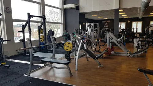 Välkommen till Nordic Wellness Norrtälje City!Här kan du ta del av toppmoderna maskiner, fria vikter, gruppträning, virtuell träning och riktigt mycket tränings-glädje.Kom gärna in och ta en kaffe, kika på den fantastiska anläggningen och prata med oss direkt i receptionen.Vi erbjuder självklart prov-vecka för dig som vill testa vår härliga klubb och utbud.Vi har gratis parkering hos oss också.GRATIS KONSULTATION!Vill du få hjälp att nå dina mål?Med en personlig tränare kommer du snabbt igång med ett individanpassat träningsschema som ger resultat.I det första mötet går vi igenom vad du önskar uppnå samt sätter realistiska mål efter dina förutsättningar.Fyll i kontaktformuläret nedan så kontaktar vi dig för 30 minuters kostnadsfri konsultation.Vissa personliga tränare erbjuder nu också tjänsten PT online.Vid förhinder behöver du avboka mötet 24h innan utsatt tid, annars debiteras du 200 kr.Kolla ditt gym på alla bolagFitnessprofilen Julia på Nordic Wellness: Är ditt mål att ha en något tajtare form till beachen?BEHÖVER DU PT? Känner du att du inte har disciplinen att komma i gång med träningen hemma? Hör av dig direkt till Julia och boka professionell hjälp!Nordic Wellness Din Bästa-GymPartnerHär är de 15st mest sökta gymmen på GymKarta i Juli 2023Nordic Wellness Lindholmen på Lindholmsallén 20 i GöteborgSATS Gamlestaden på Gamlestadstorget 7 i GöteborgSTC Sävedalen - Göteborgsvägen 104 - GymKarta.seSTC munkebäck på Munkebäcks Allé 26 i GöteborgNordic Wellness Göteborg Kviberg Arena - GymKarta.seNordic Wellness Kungälv Kongahälla - GymKarta.seActic Lerum - Vattenpalatset på Häradsvägen 3 i Lerum&nbsp;Maximus Gym Brunnsbo på Folkvisegatan 15 i GöteborgSATS Hovås på Björklundabacken 2 i Hovås - GymKarta.seNordic Wellness Backaplan på Gustaf Dalénsgatan 13Fitness24Seven på Lergöksgatan 6 i Västra FrölundaSATS Askim (Sisjön stora) på Ekonomivägen 6 i AskimSTC på Ekenleden 10 i Kållered - GymKarta.seNordic Wellness Marklandsgatan - GymKarta.seNordic Wellness på Vasagatan 7 i Göteborg